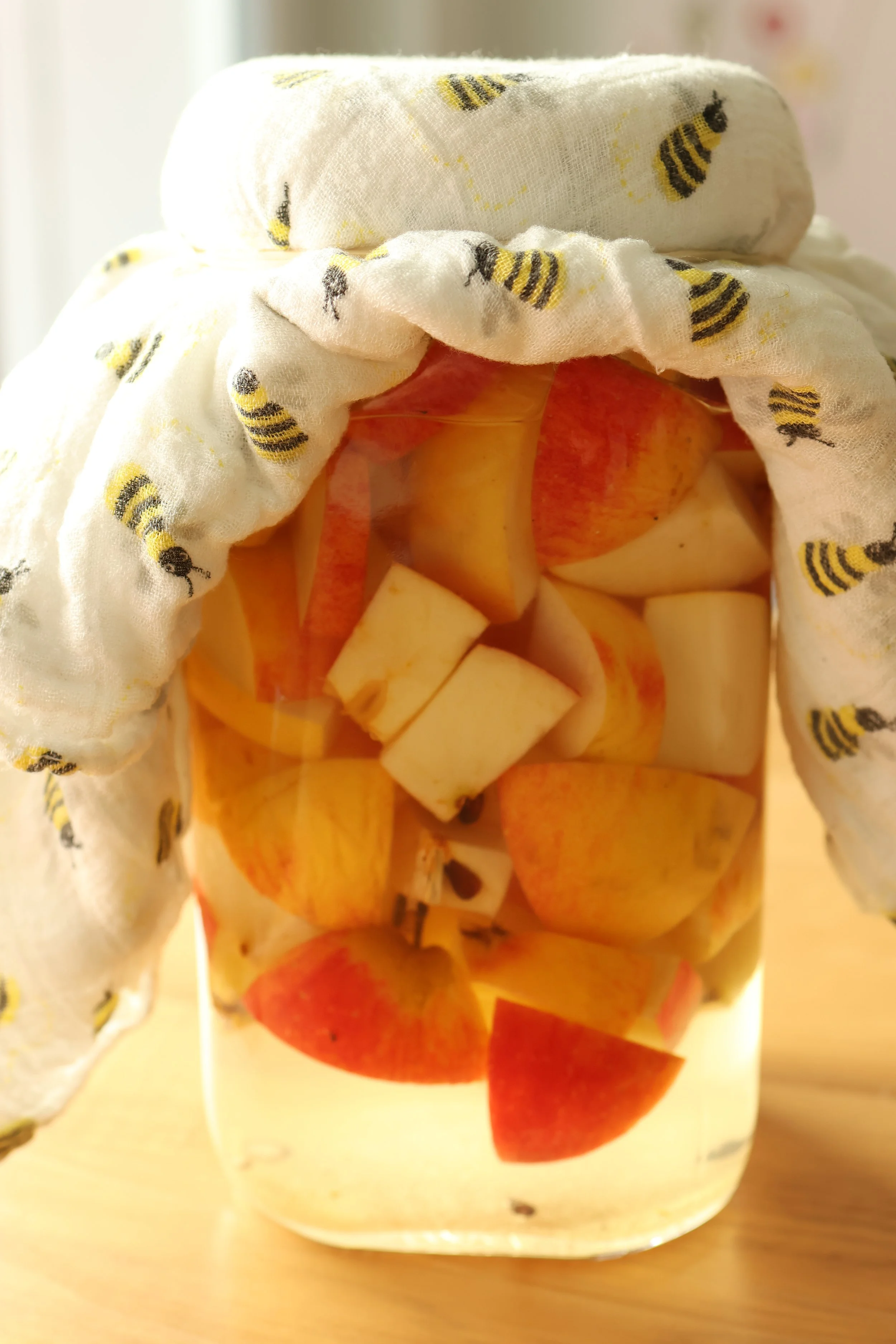 Selbstgemachter Apfelessig in einem Einmachglas