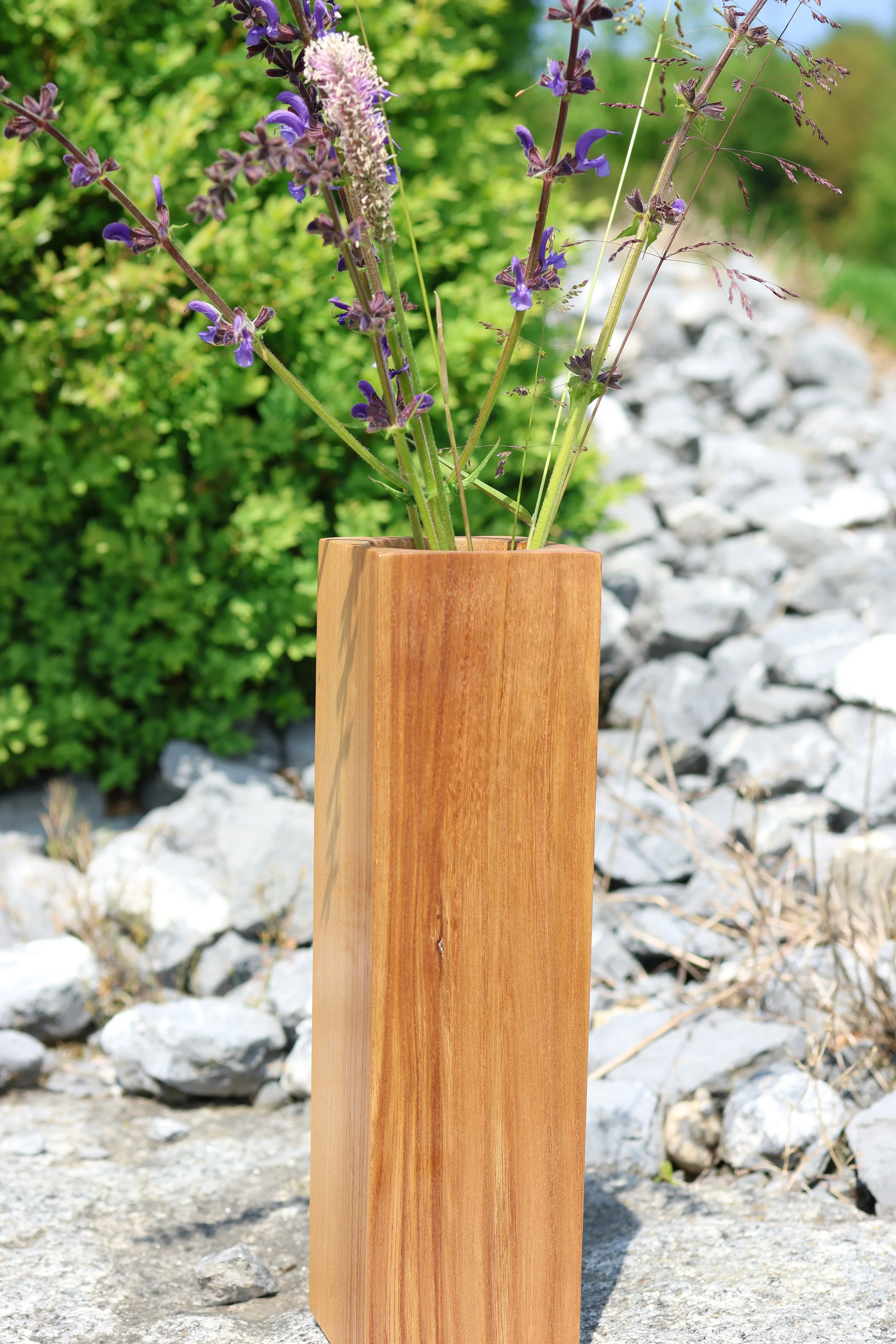 Blumensäule aus Ulmenholz