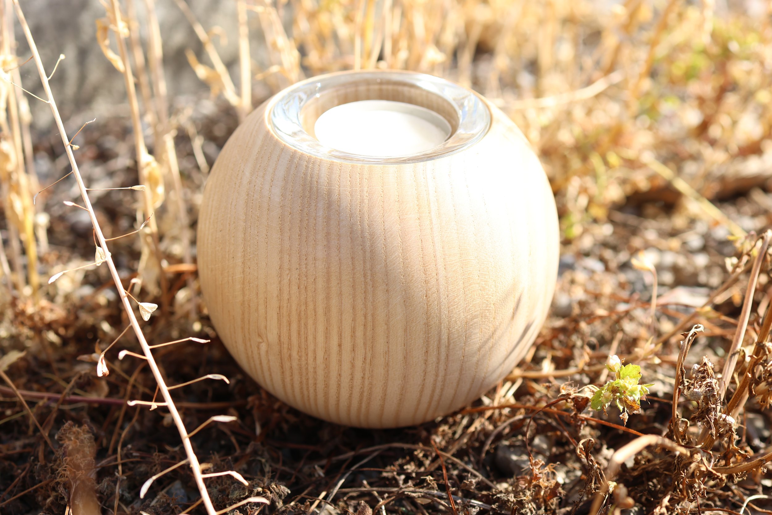 Kugelförmiges Windlicht aus Esche