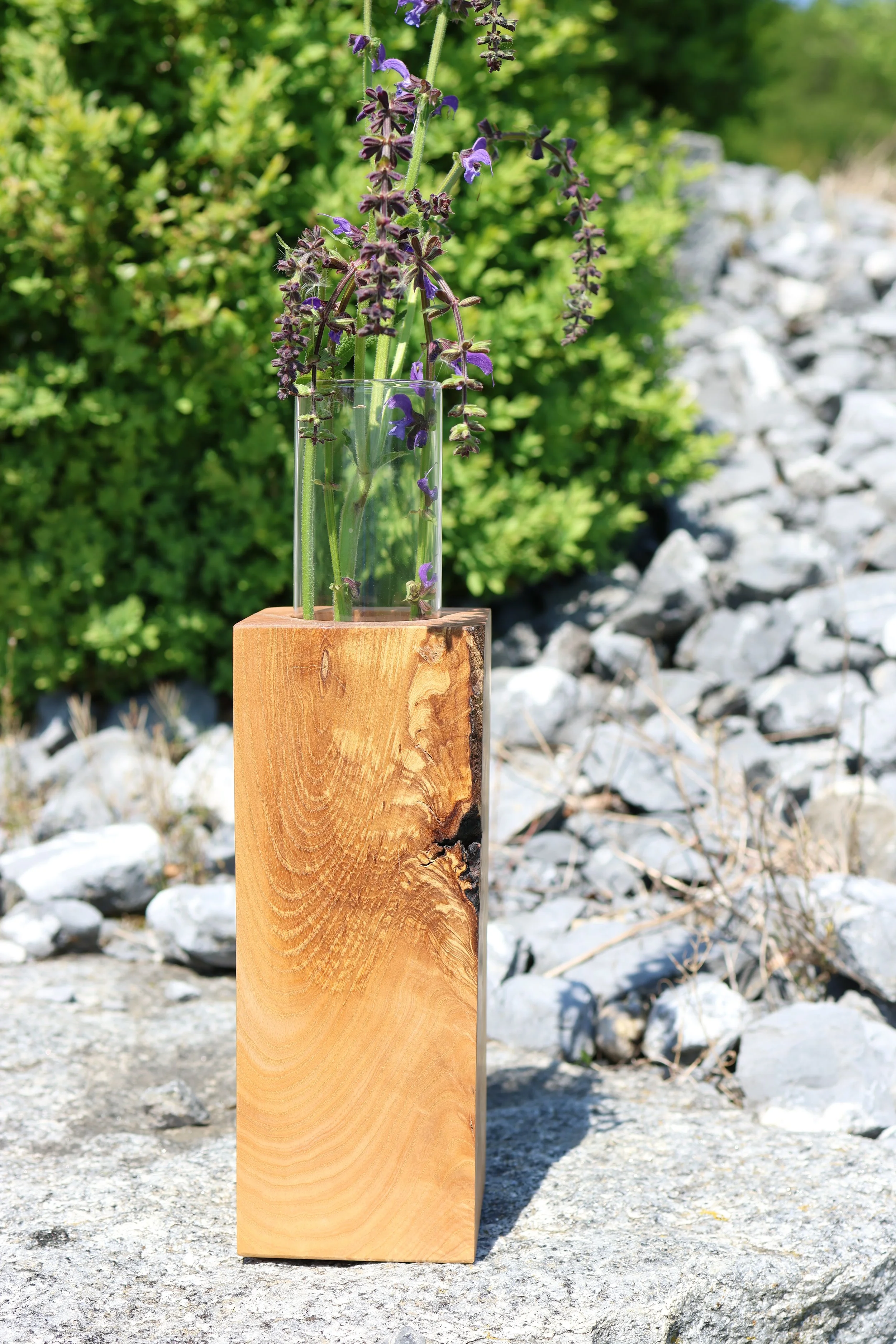 Blumensäule aus Nussbaum