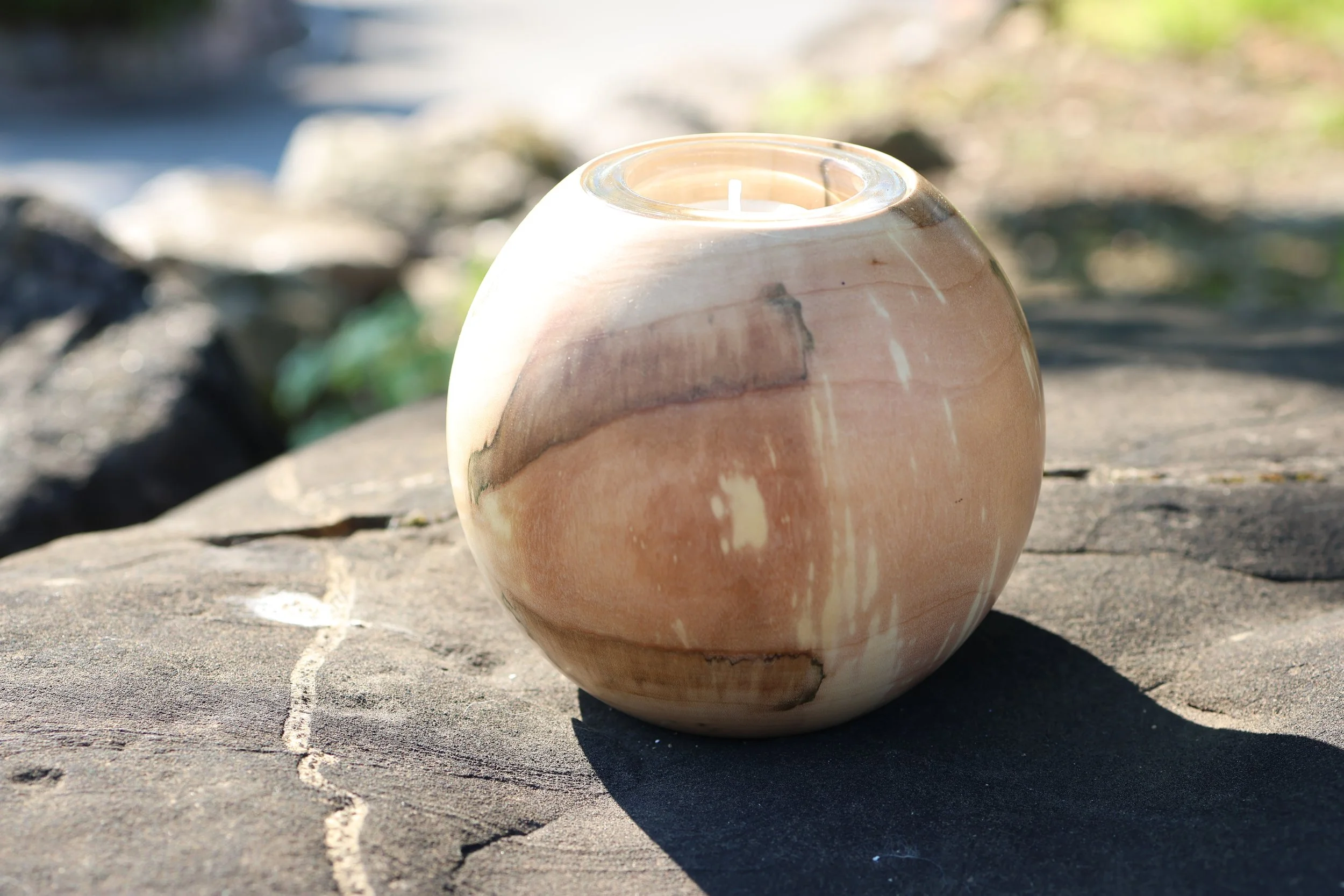 Kugelförmiges Windlicht aus Ahorn