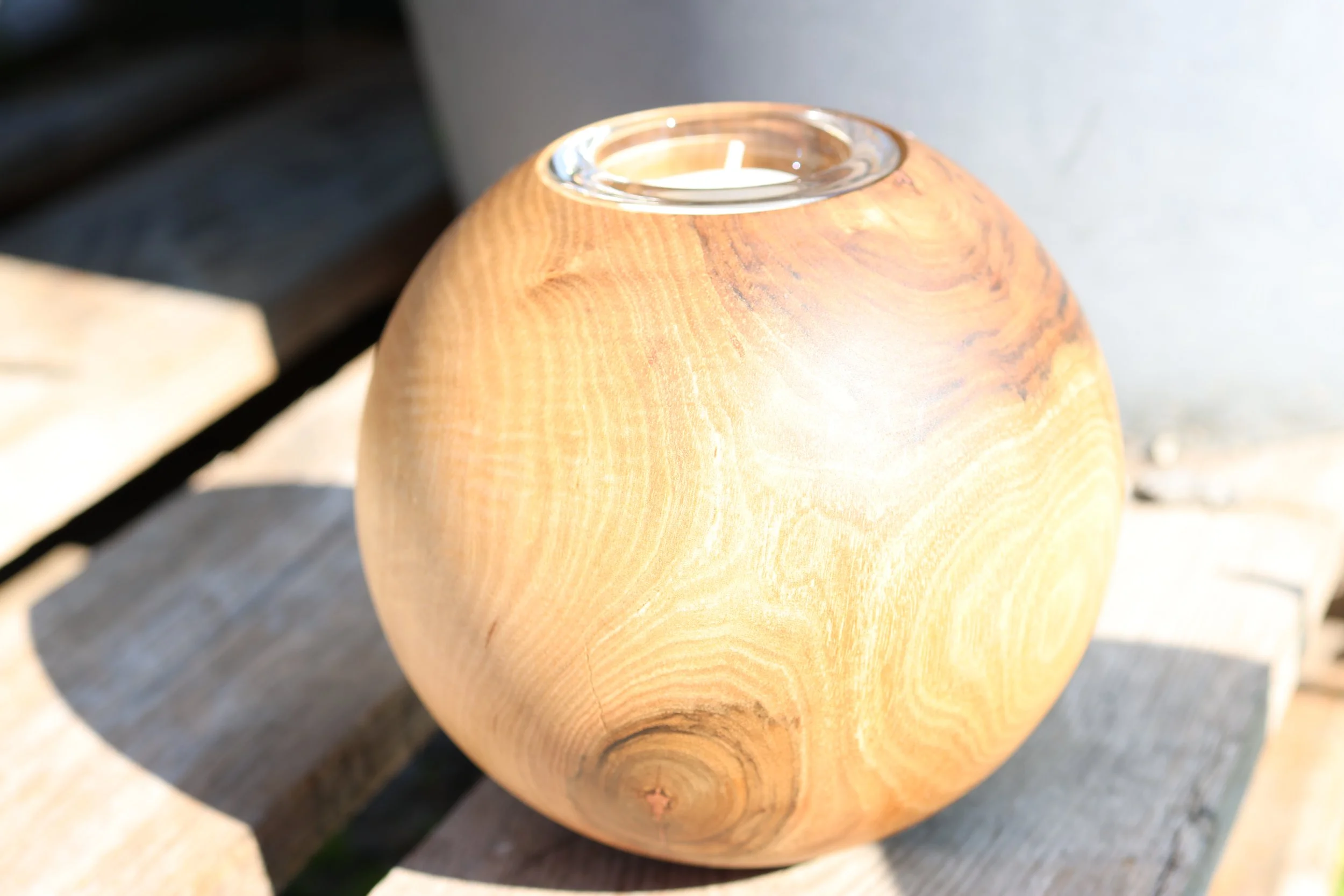 Kugelförmiges Windlicht aus Nussbaum