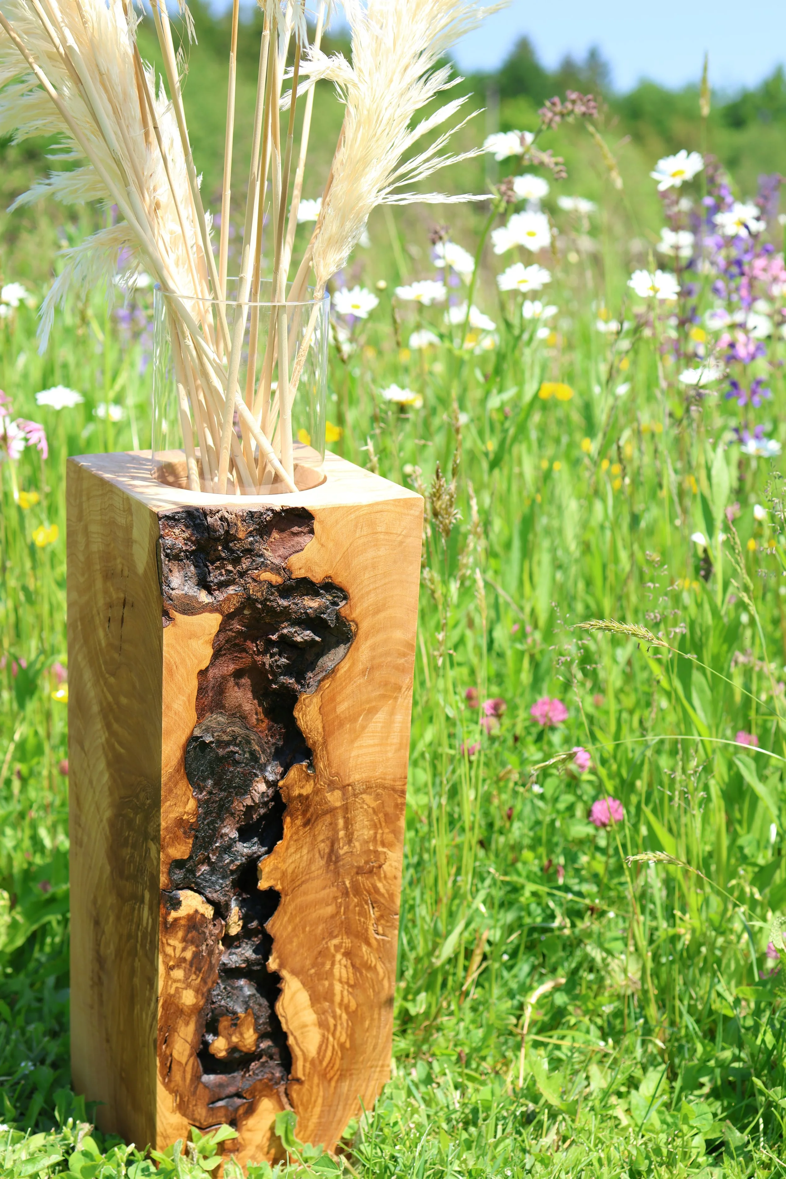 Blumensäule aus Nussbaum mit intensiver Maserung