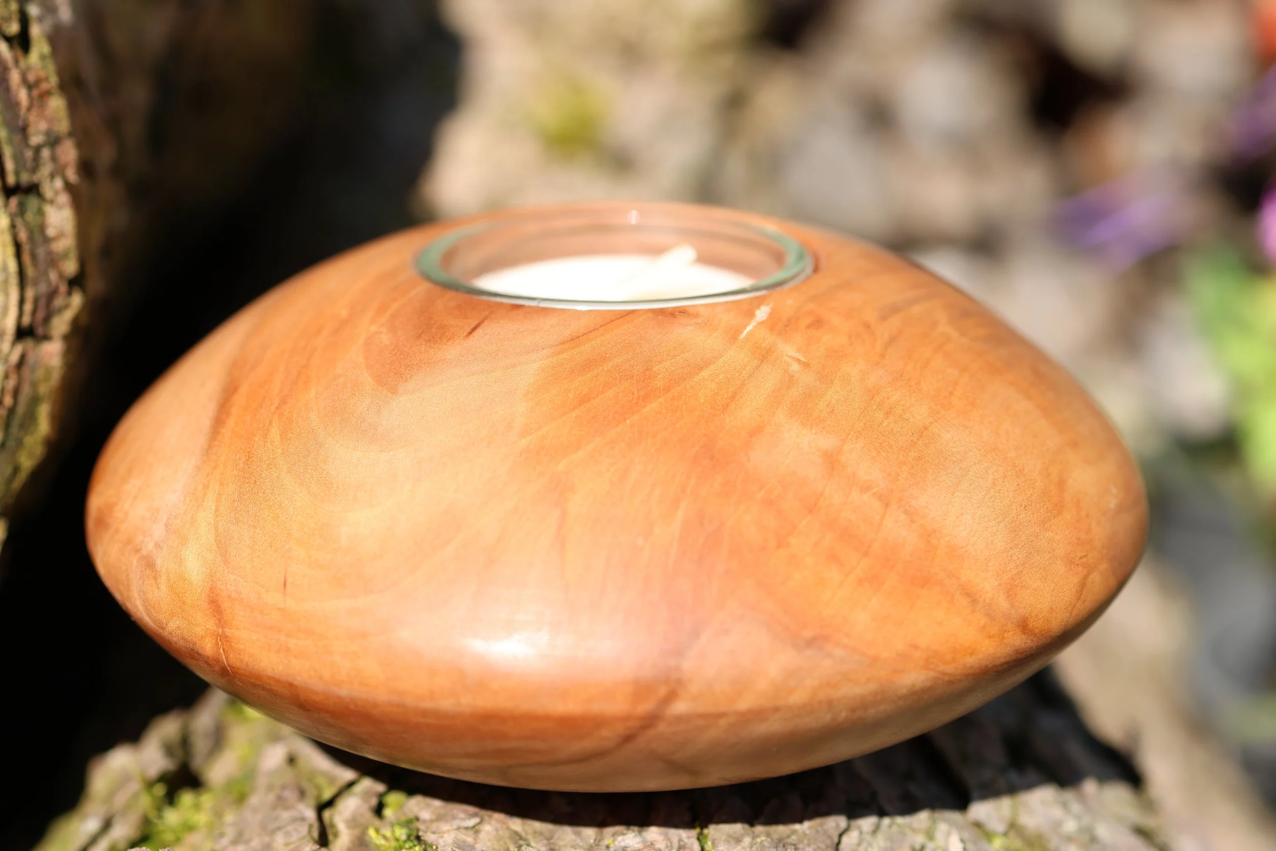 Linsenförmiges Windlicht aus Apfelholz