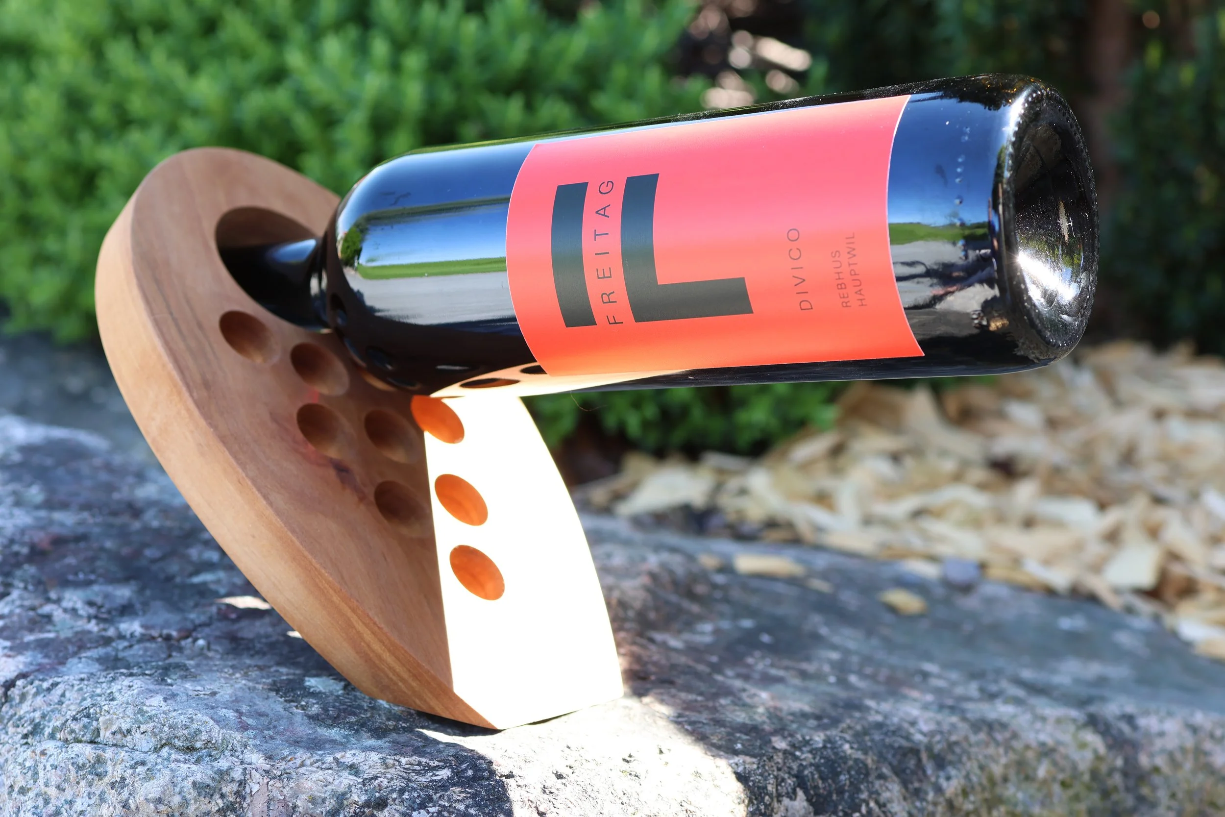 Weinflaschenhalter aus Eschen- oder Kirschholz