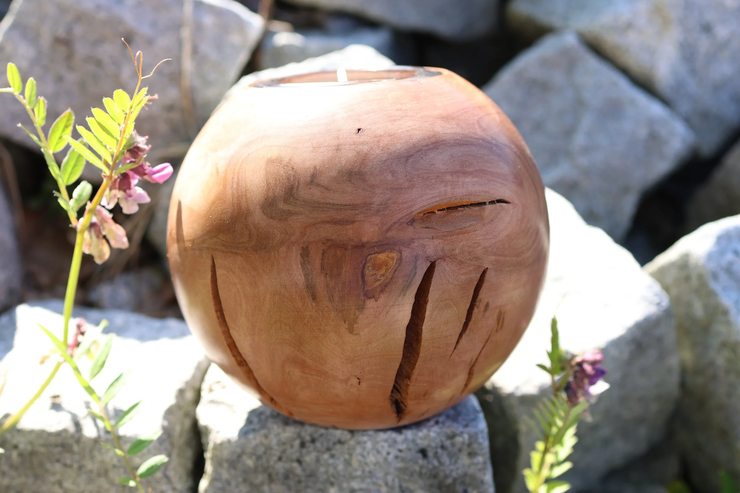 Kugelförmiges Windlicht aus Apfelholz