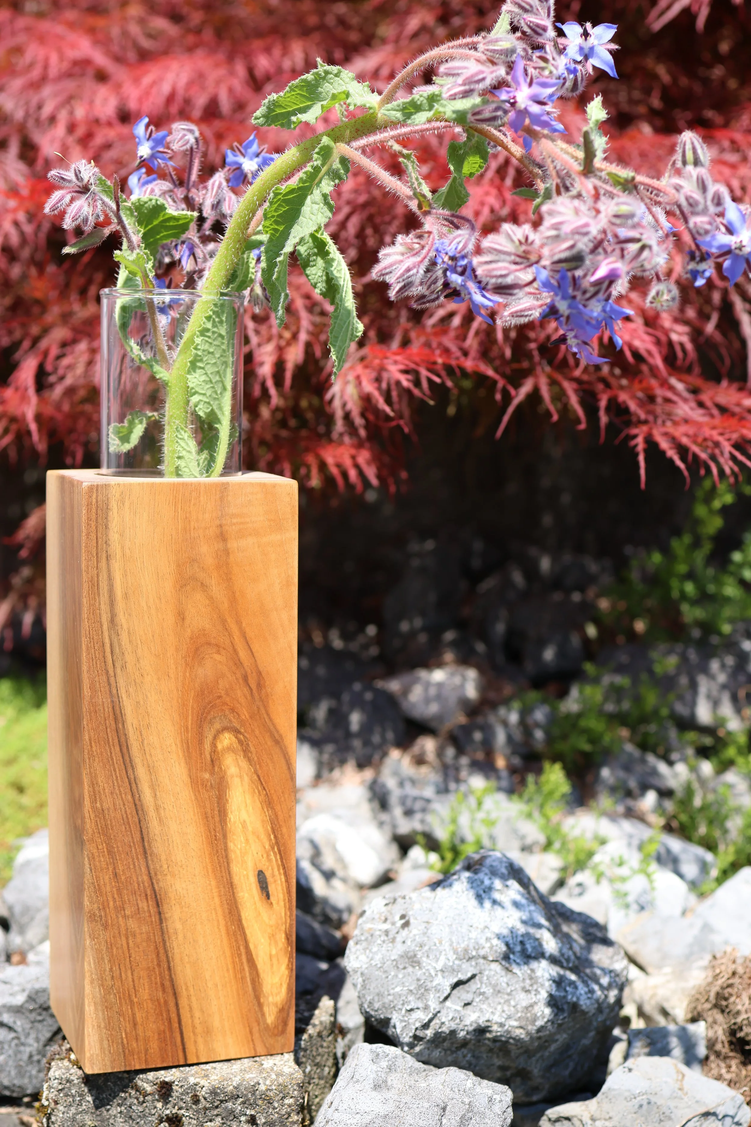 Blumensäule aus Nussbaum