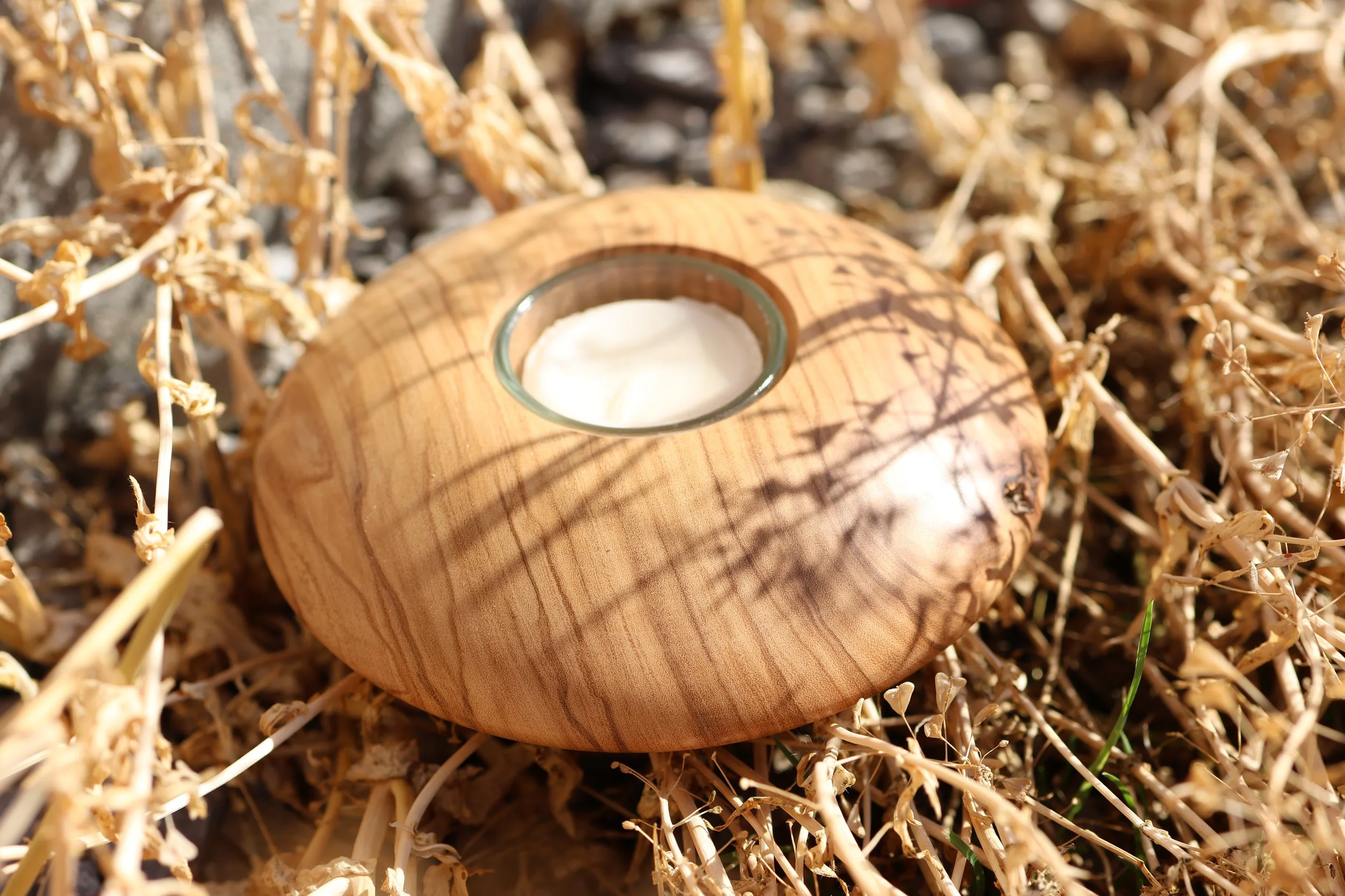 Linsenförmiges Windlicht aus Apfelholz