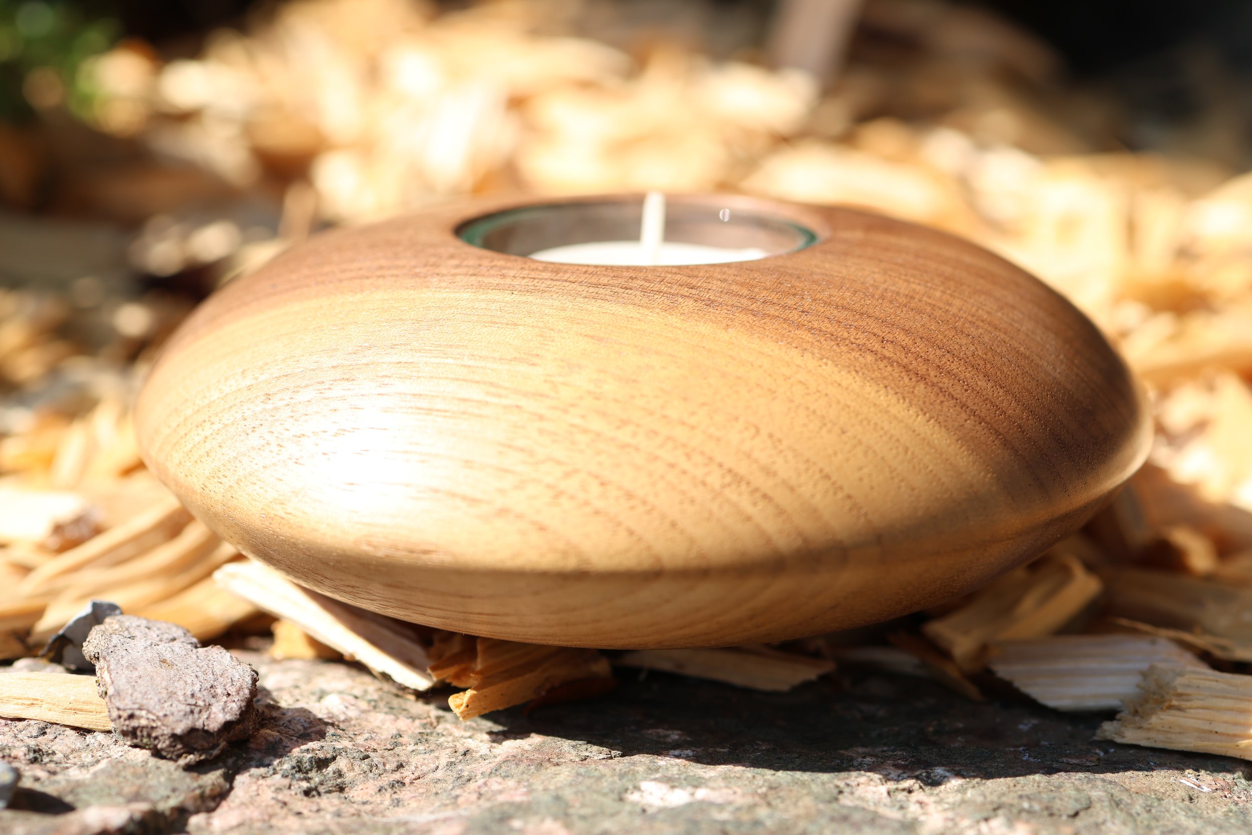 Linsenförmiges Windlicht aus Nussbaum