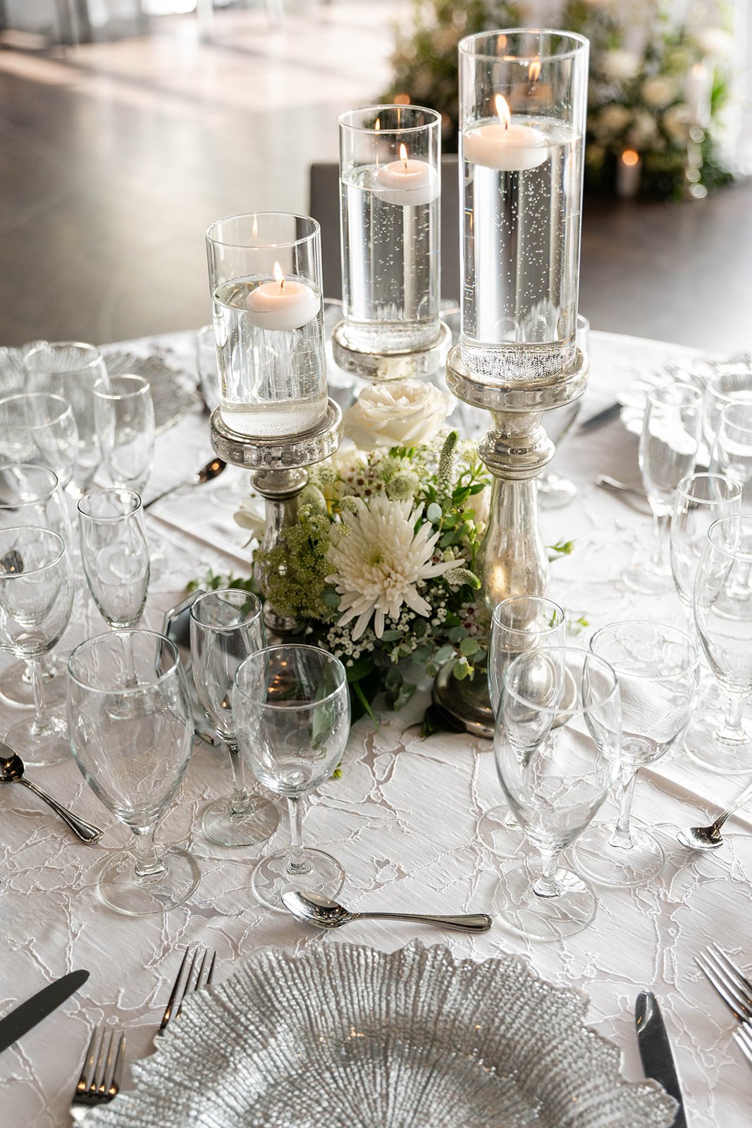 Mini arrangement with pillar trio