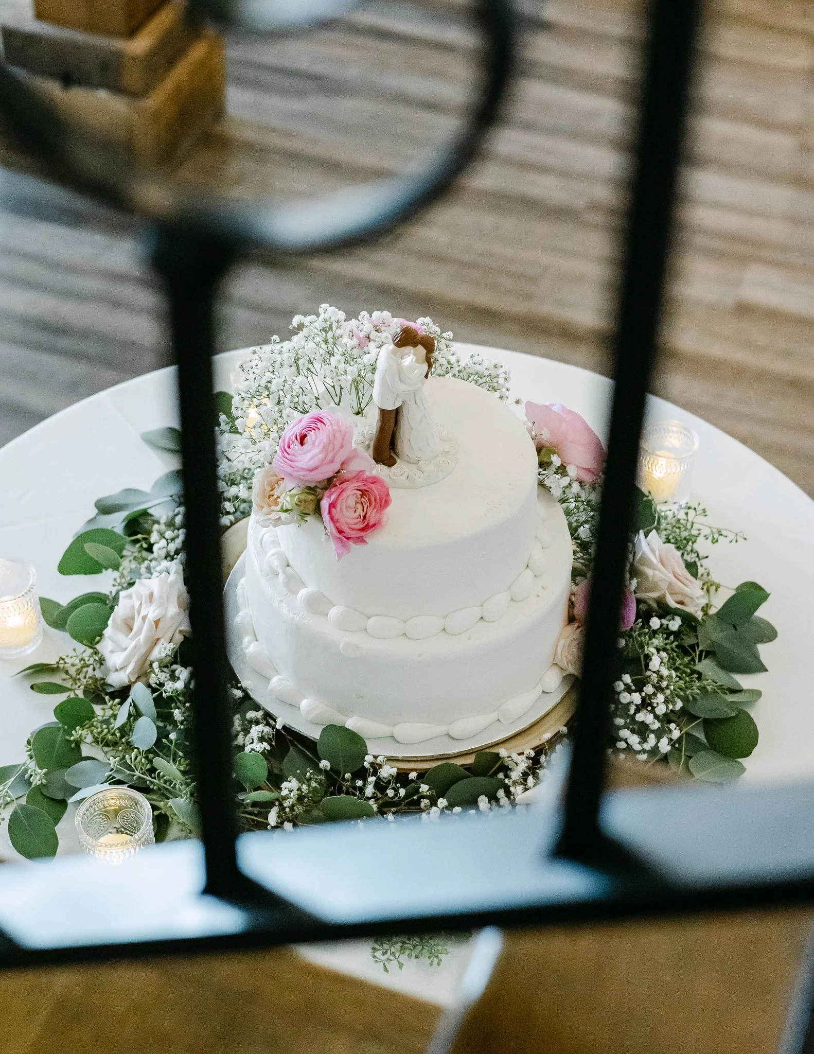 Wedding cake flowers with greenery ring