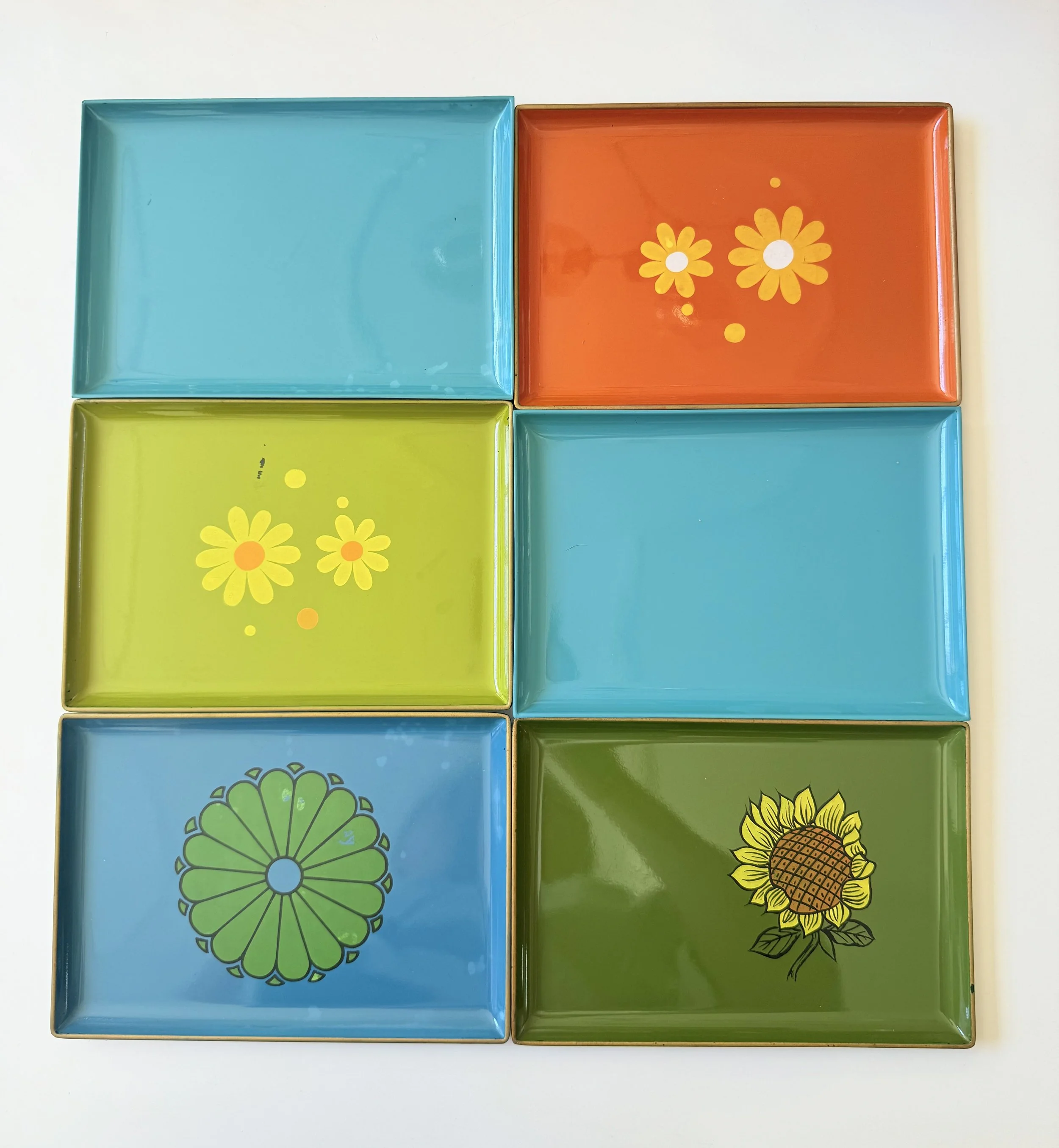 70'S FLOWER POWER SNACK TRAYS
