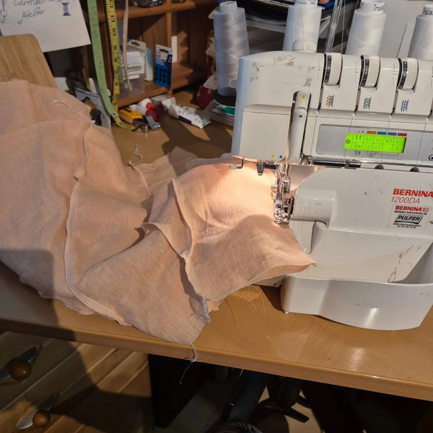 Arbeit an einem Jupe/ Rock