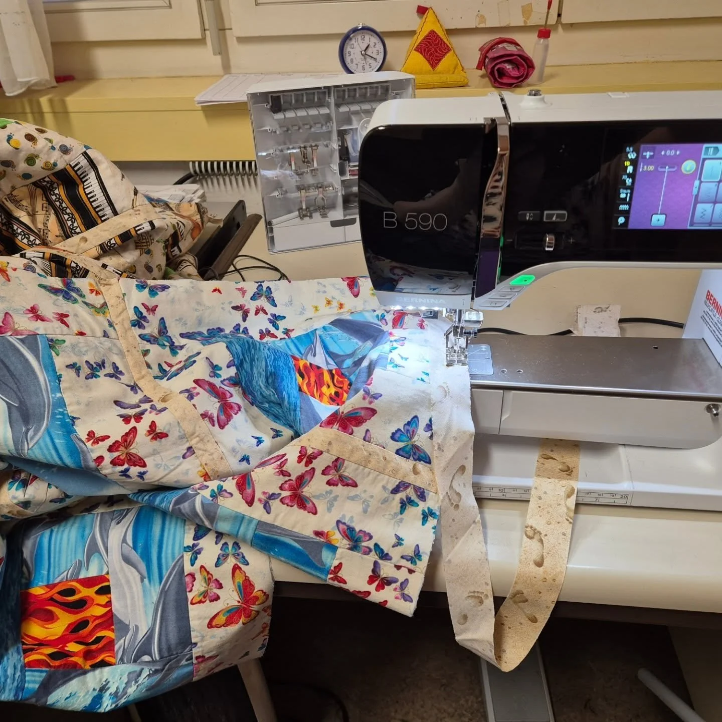 Der Abschluss eines lange aufgeschobenen Projektes. Die Umrandung einer Patchwork Decke.

Erst das selbst geschnittene schr&auml;gband ann&auml;hen
Danach feststecken und die 2. Seite von Hand ann&auml;hen. 

Die Handarbeit geht auch im Zug.

#n&auml