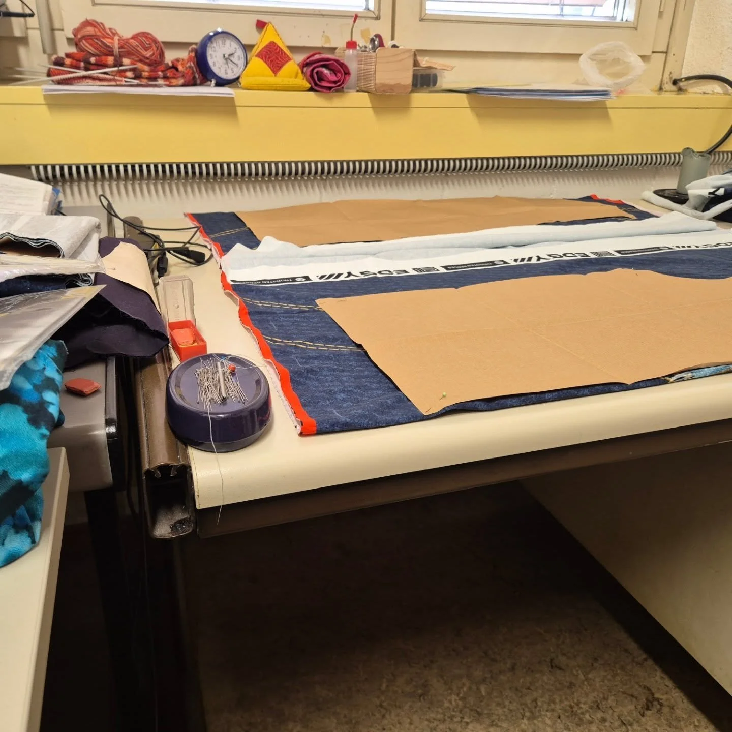 Vom zuschnitt bis zum fertigen Pullover.
Mit den 2 neuen Pullovers habe ich nun 3 die diese tolle Eule zieren.

#Pullover
#n&auml;hen
#overlocken

#schneidern #panel #eule #blaut&ouml;ne #carmensnaehzauber