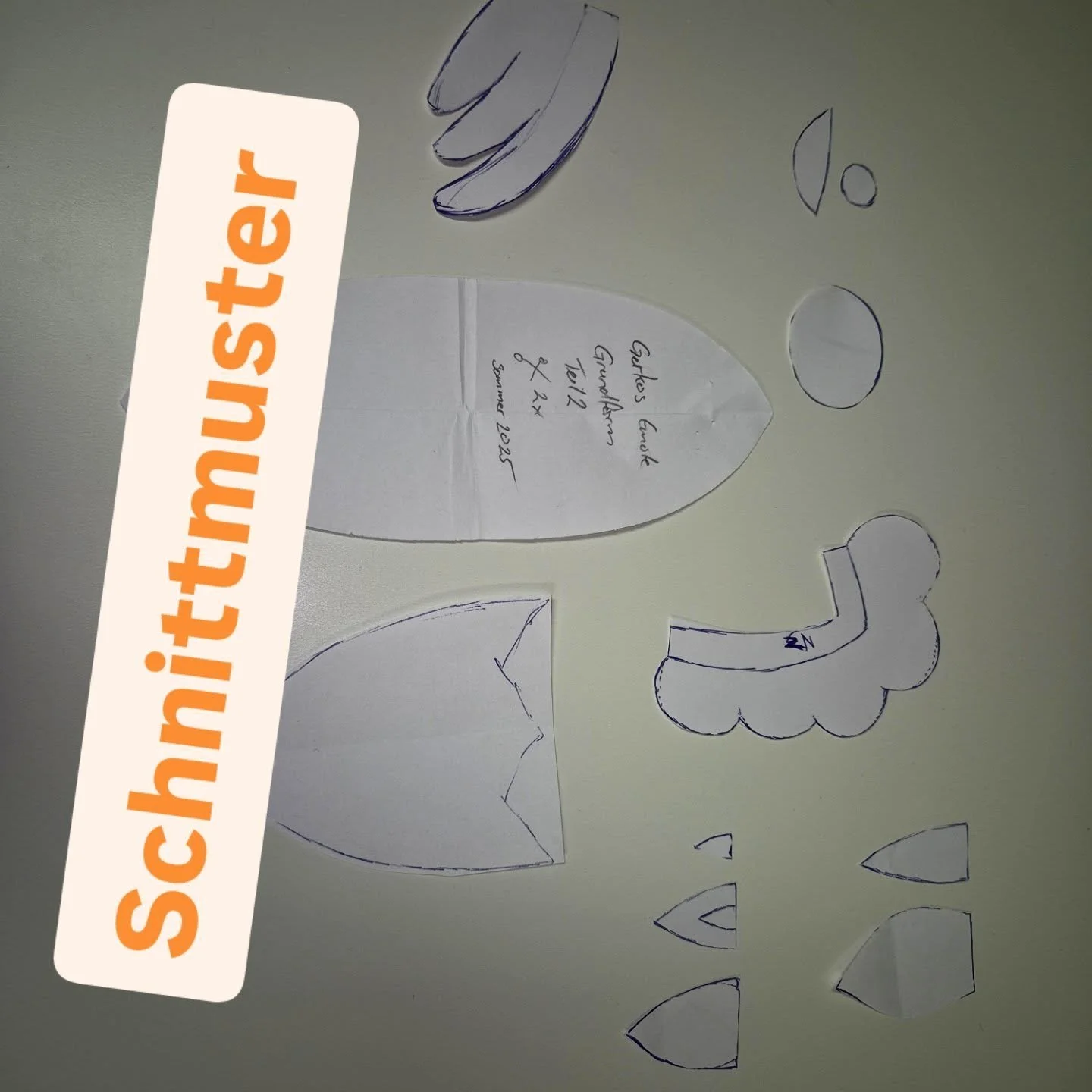 Ein gr&ouml;sseres Projekt lief im geheimen jetzt darf ich das ergebnis und den weg dahin zeigen. Hier der erste Teil erstellen des schnittmusters, stoffwahl und dann das erste Muster n&auml;hen.

#pl&uuml;schis
#dıy 
#twitchstreamer
#emotezupl&uuml;