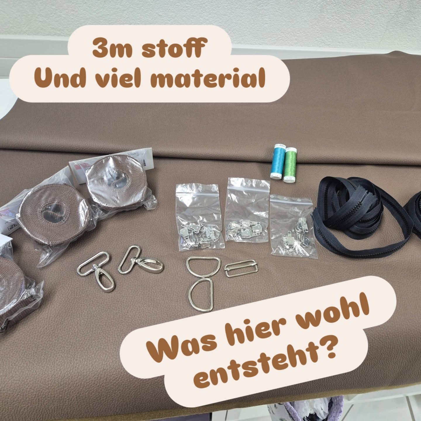 Ein neues Projekt ist entstanden
Eine tasche f&uuml;r einen Bogen
2 Seitliche Aussentaschen f&uuml;r Ofeile und Kleinmaterial.

Langsamer wie sonst kann man Kunstleder prima besticken.

#Bogentasche
#Kunstleder
#selbstgemacht gemacht