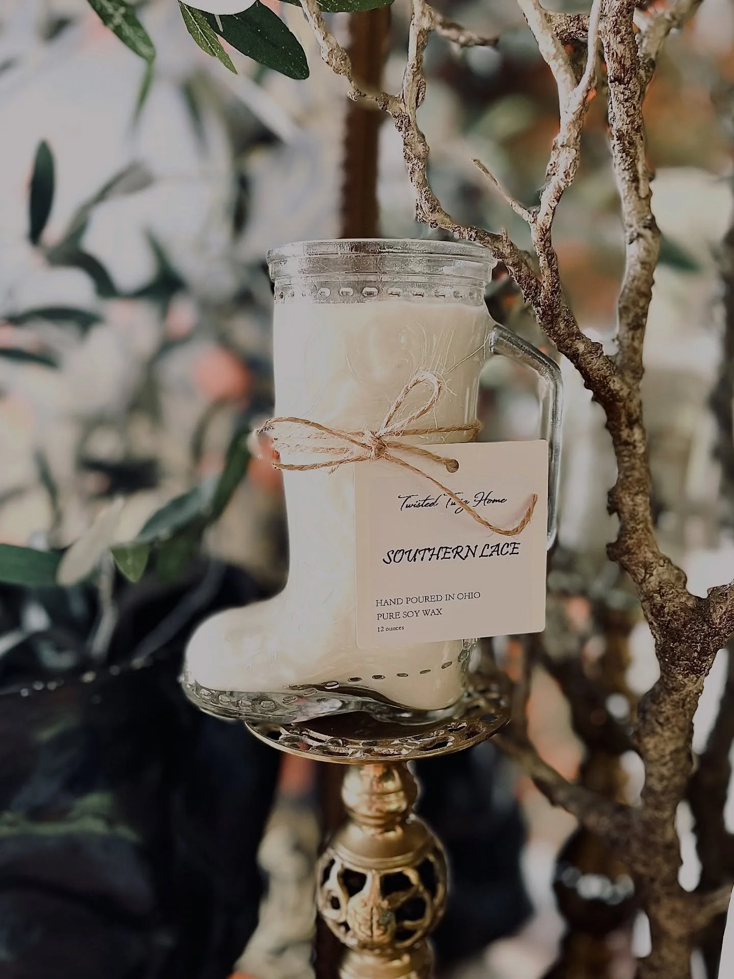 SOUTHERN LACE

Saddle up for a scent that&rsquo;s sweeter than a blue-ribbon pie and smoother than a two-step under the stars. Southern Lace opens with a lasso of vanilla, sugar, and coconut&mdash;like sunshine on a front porch swing. Then it rides i