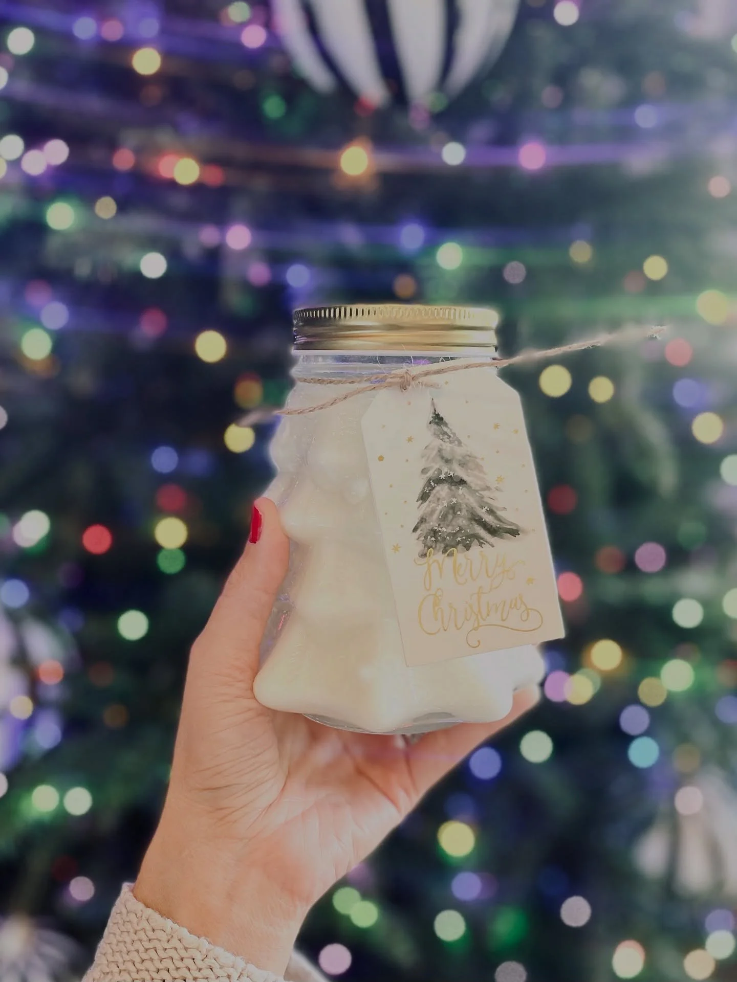 PERFECT WINTER - Step into the charm of a snow-dusted cabin tucked deep in the woods. Saunter through an evergreen forest as crisp eucalyptus greets you at the door, cool and refreshing like winter air. The heart of the fragrance unfolds with cypress