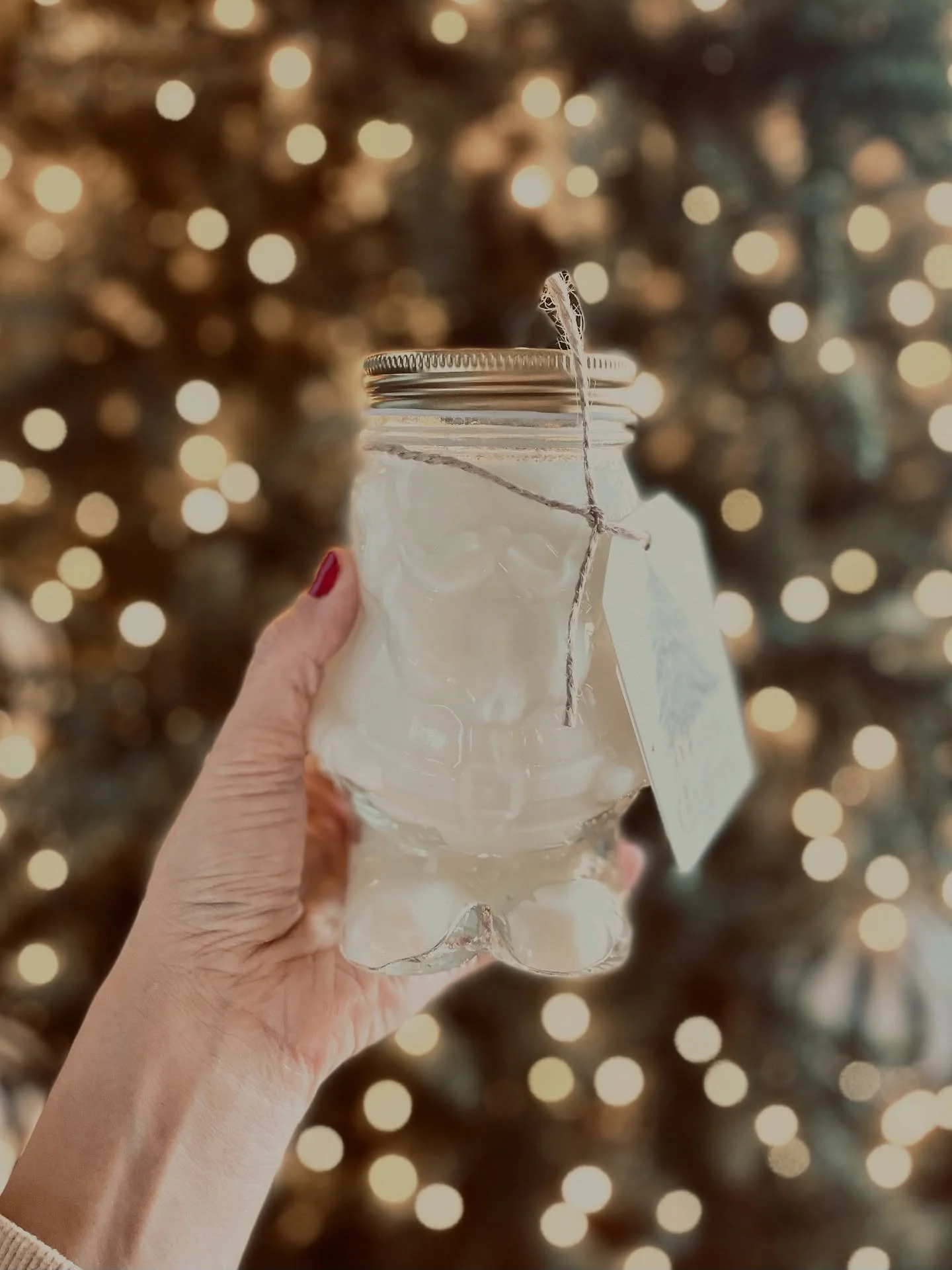 SANTA&rsquo;S NIGHTCAP - Curl up by the fire with Santa&rsquo;s Nightcap, a decadent holiday blend that stirs the spirit of Christmas Eve. Cool peppermint and vanilla sugar sparkle like candy canes on the tree, melting into a heart of cocoa, marshmal