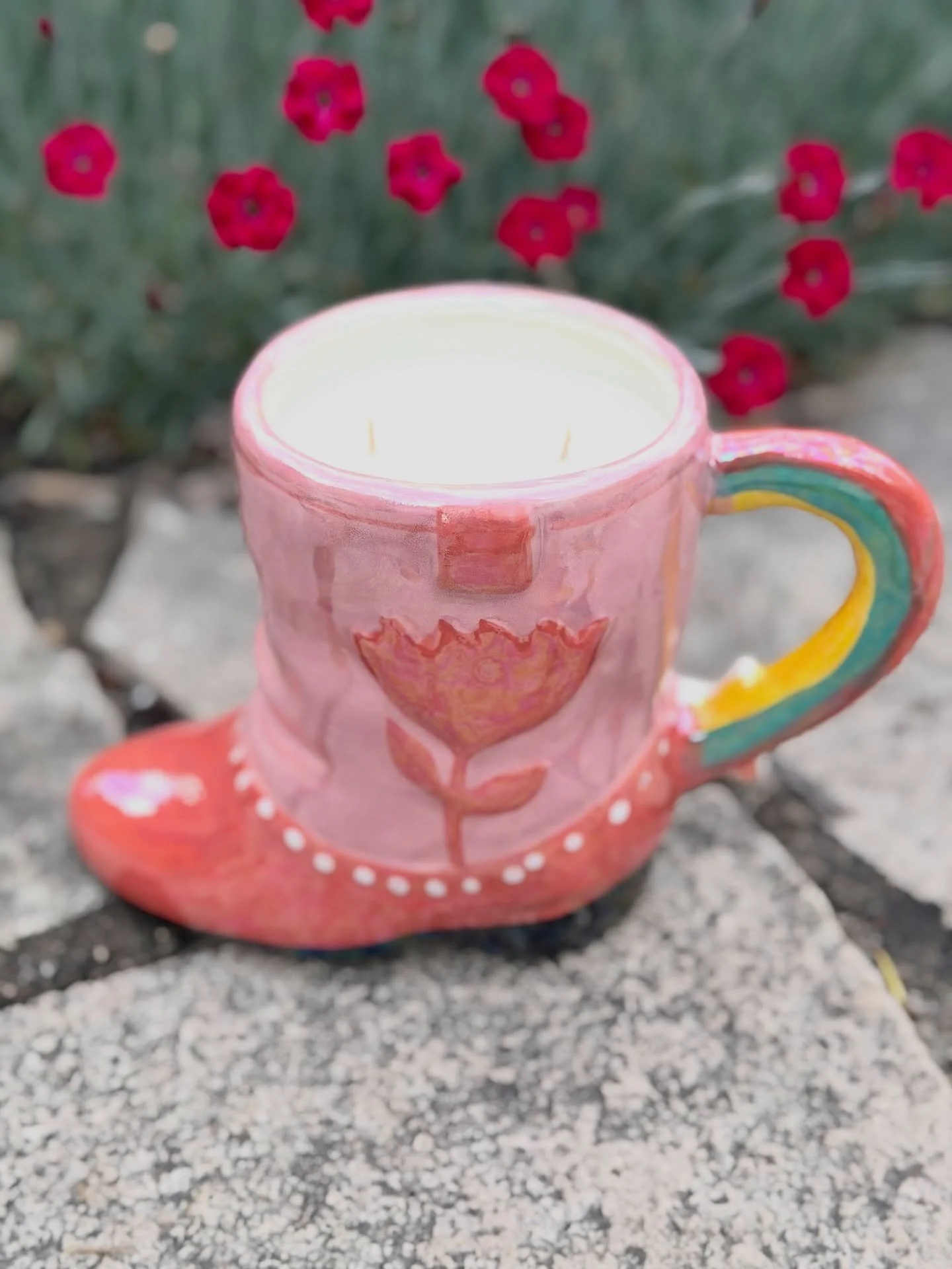 🌵 SADDLE UP 

A brand‑new scent and a gorgeous new vessel are riding into Twisted Twig next week. This mug is serving serious spring/summer vibes &mdash; those colors, those spurs&hellip; I can&rsquo;t handle it 🥰

The scent? Fresh greenery, creamy