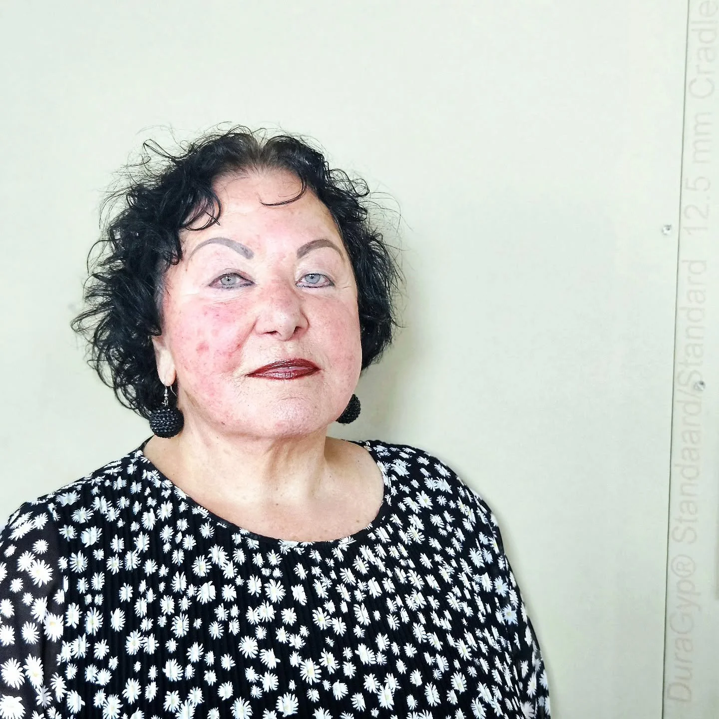 Broeri van den Dop volgde begin jaren negentig haar opleiding aan de Vrije Academie in Den Haag. In de jaren daarna ontwikkelde zij zich autodidactisch verder en bouwde zij een indrukwekkend portfolio op met vele exposities en opdrachten.

Ze werkt m