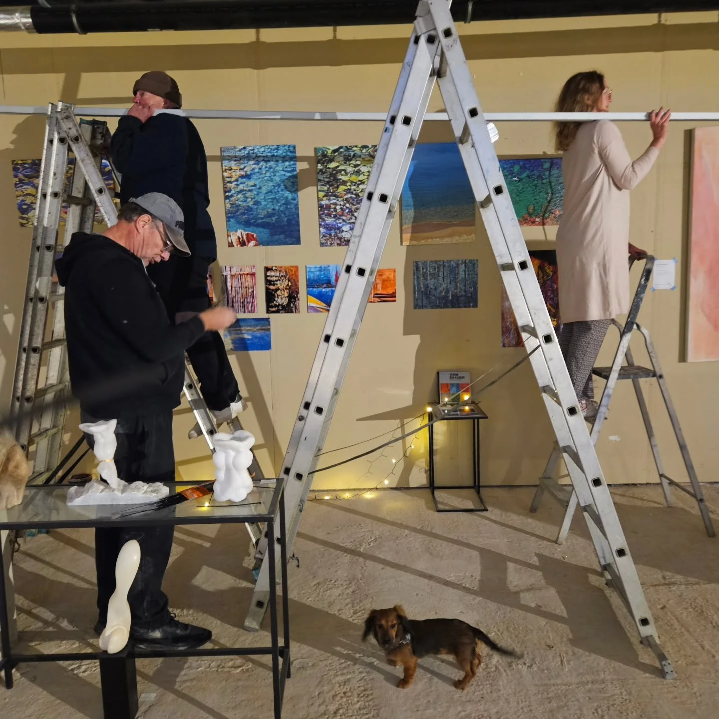 Er is afgelopen dagen heel hard gewerkt in Galerie du Nord Amsterdam 

De donkere dagen maakten extra verlichting noodzakelijk.

En nu hangt 80 % de rest deze week 

Speciale dank aan Kenneth en Anita Niks 
Kenneth verbond draden , maakte stekkers en