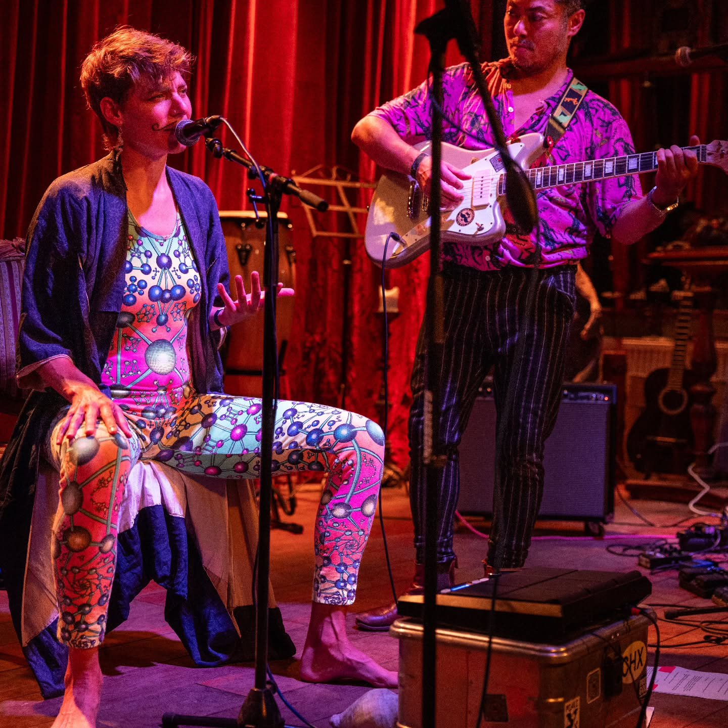 Donderdag bij de lezing Vallei orgasme ook fantastische muziek door STADSKNIETJES :

 Eco-feministisch duo STADSKNIETJES brengt een zinderende ode aan het lichaam. Aan de ongetemde levenslust. Aan het kostbare leven dat door onze aderen raast.  Aan d