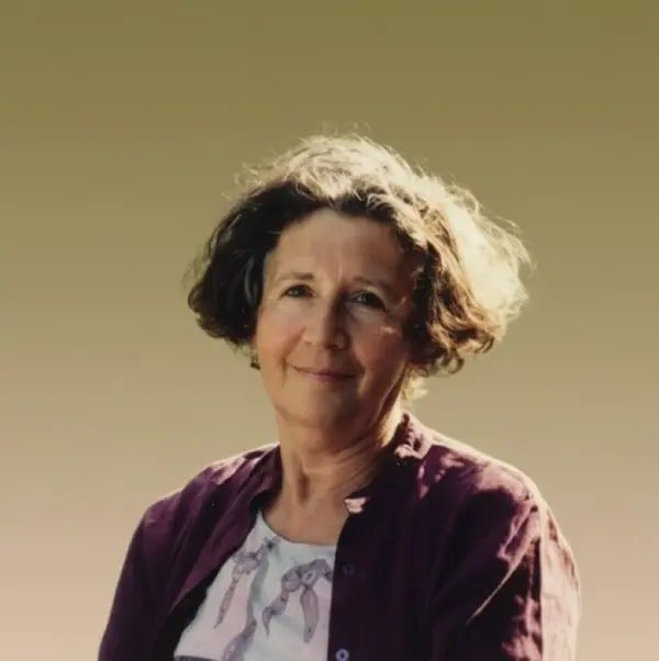 Retrato de Alice Miller sobre fondo beige.
