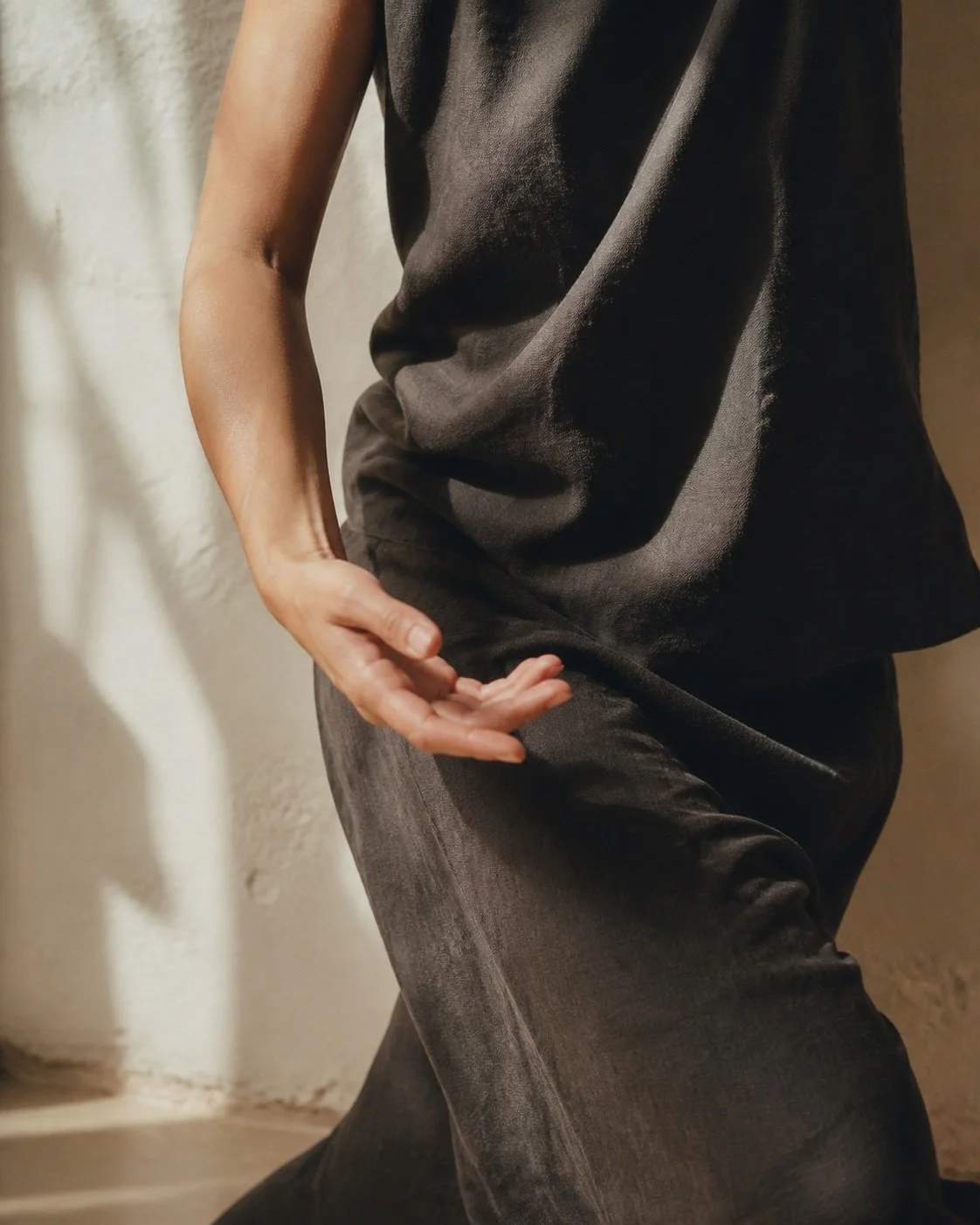 Cuerpo en movimiento suave con ropa de lino oscura