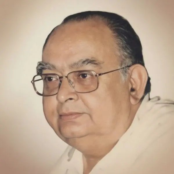 Retrato de Antonio Blay con camisa blanca y gafas.