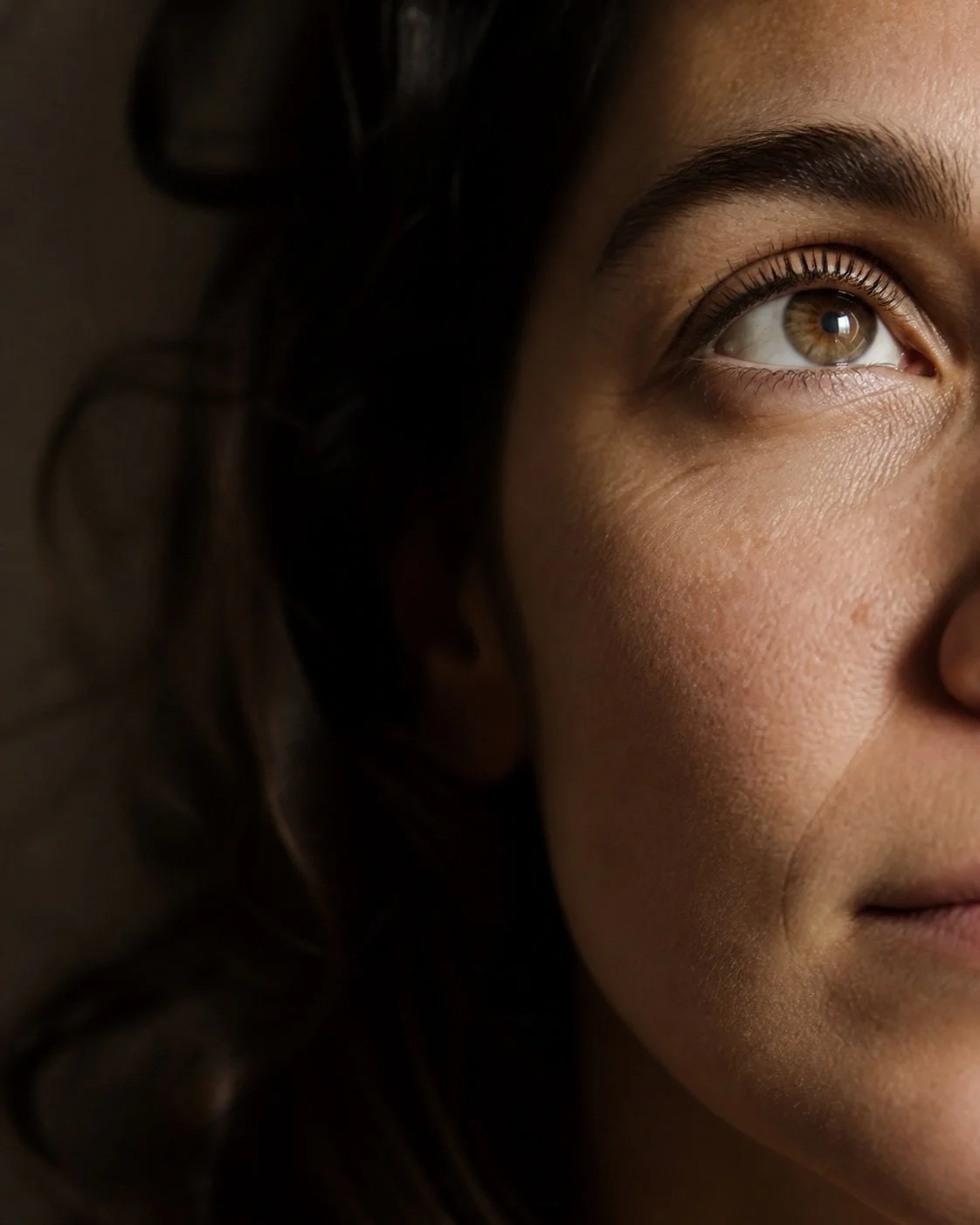 Primer plano de una mirada atenta orientada ligeramente hacia arriba