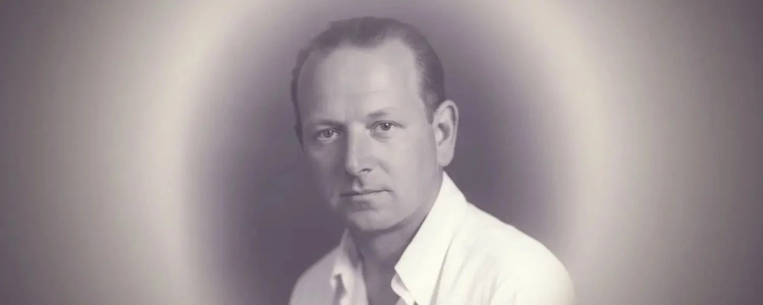 Retrato de Edward Bach con camisa blanca sobre fondo neutro.
