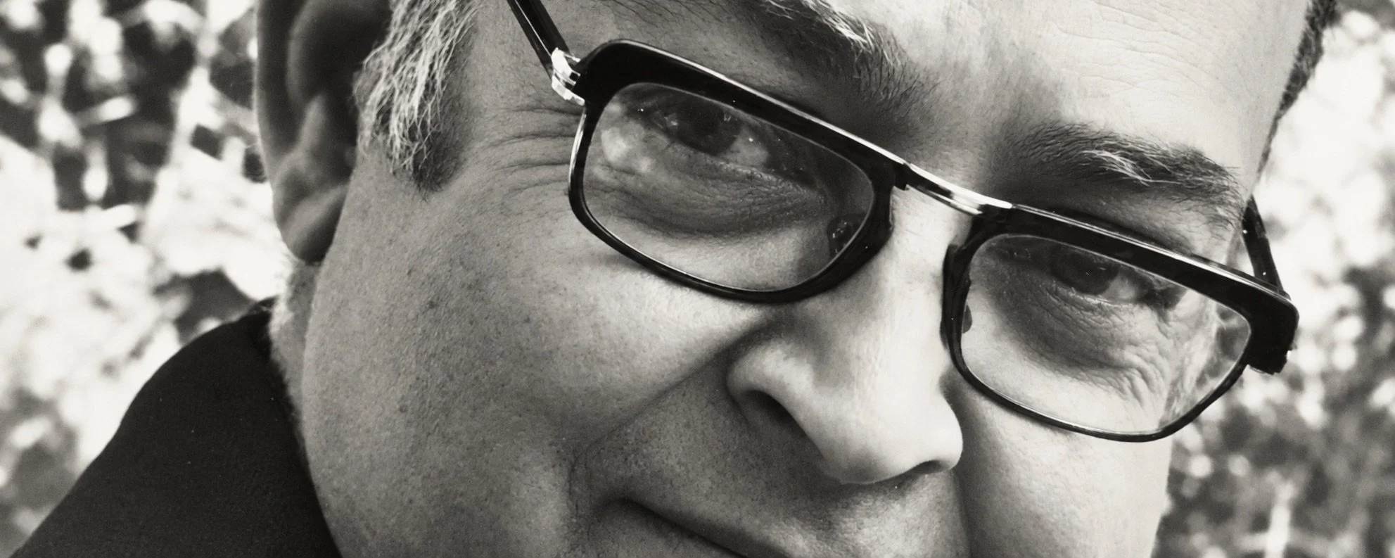 Primer plano en blanco y negro de Antonio Blay con gafas.