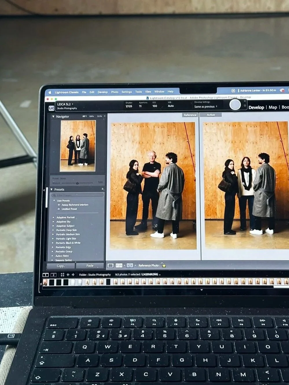 Schermata di un computer portatile che mostra fotografie di quattro persone in piedi davanti a un muro di legno, alcune in piedi e altre che parlano tra loro.