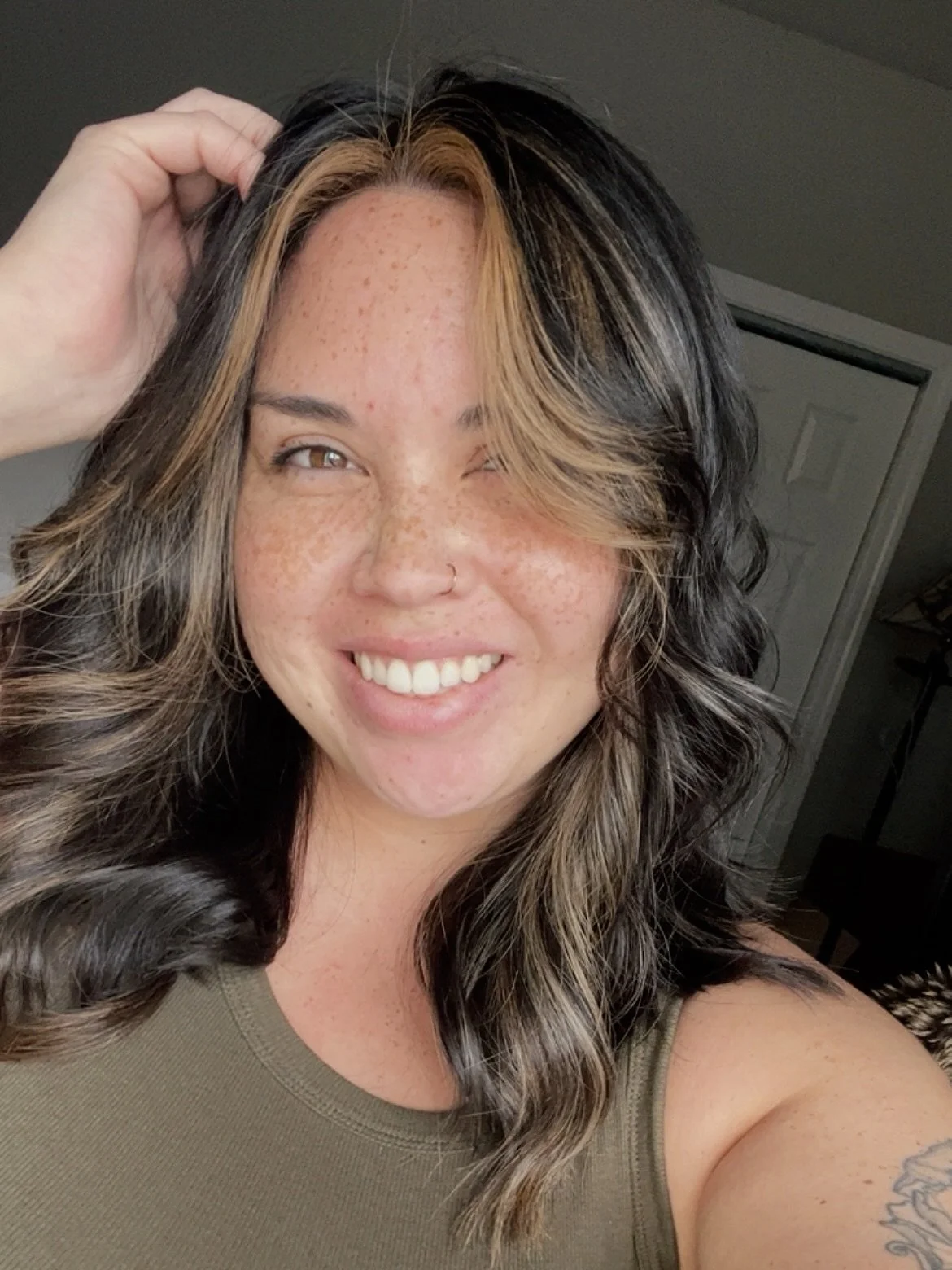 Another gorgeous client sent us this post-hair selfie and we&rsquo;re obsessed 🤎✨

Soft waves, face framing, sun-kissed brightness, and that effortless glow that only fresh hair can do 💇&zwj;♀️🪩

#TangerineSalon #BendHair #LuxurySalon #BendOregon 