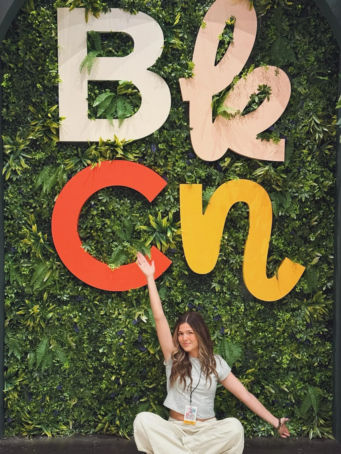 BookCon, you will not be forgotten✨ 
&bull;
&bull;
&bull;
I got to meet so many I&rsquo;ve interacted with online and in the bookish space&mdash;from fellow authors to readers, you all made it positively wonderful for me. Thank you all❤️

#bookcon #f