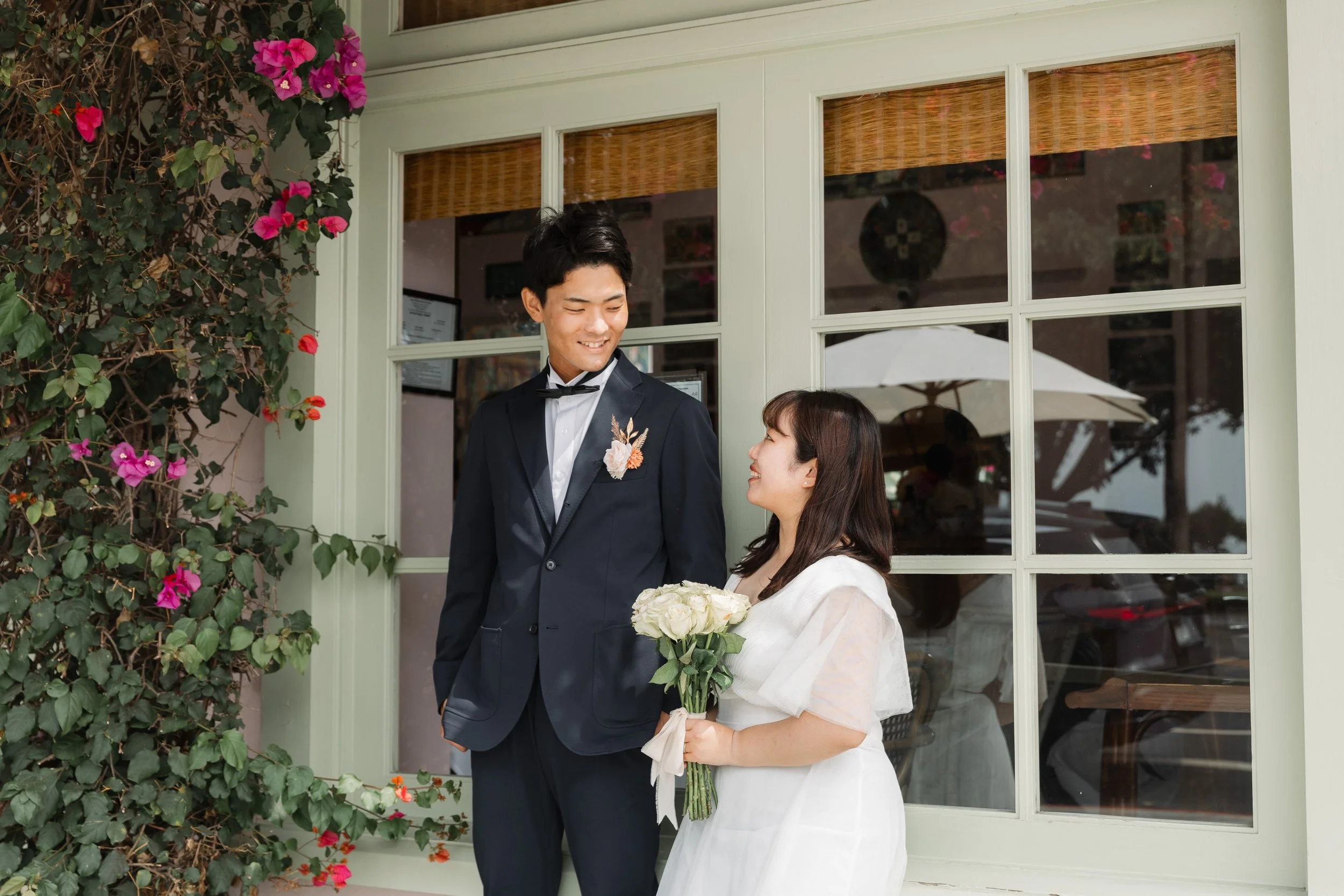 結婚式のシーン、花嫁と花婿が笑顔で話している