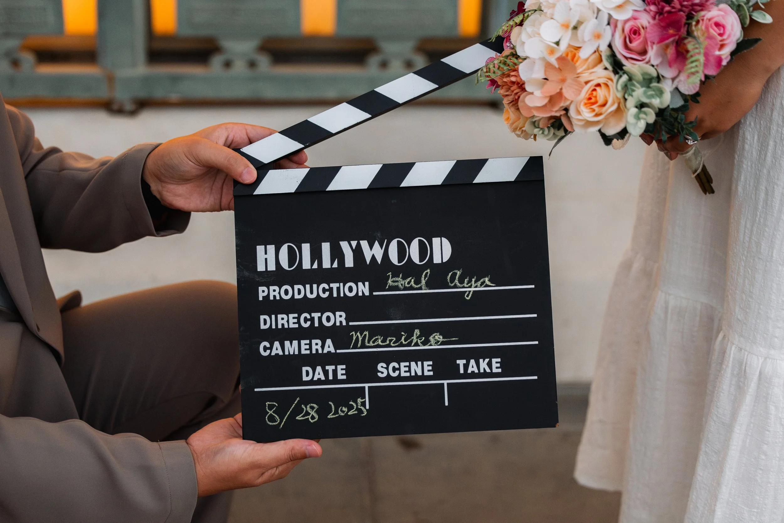映画のセットボードと花束を持つ手と白いドレスを着た女性の結婚式シーン
