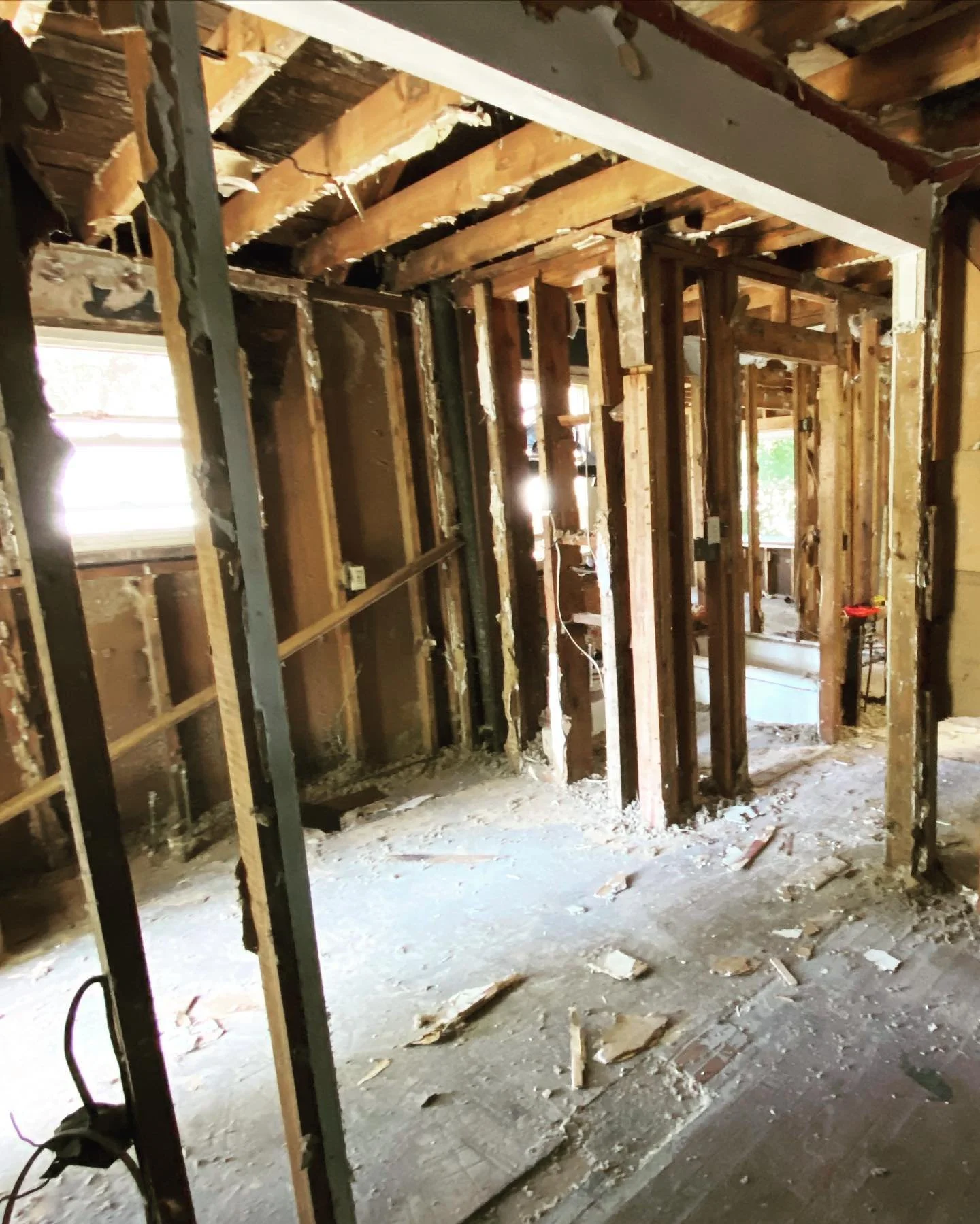 Swipe ➡️ to see what I see when I walk into a distressed home 😍