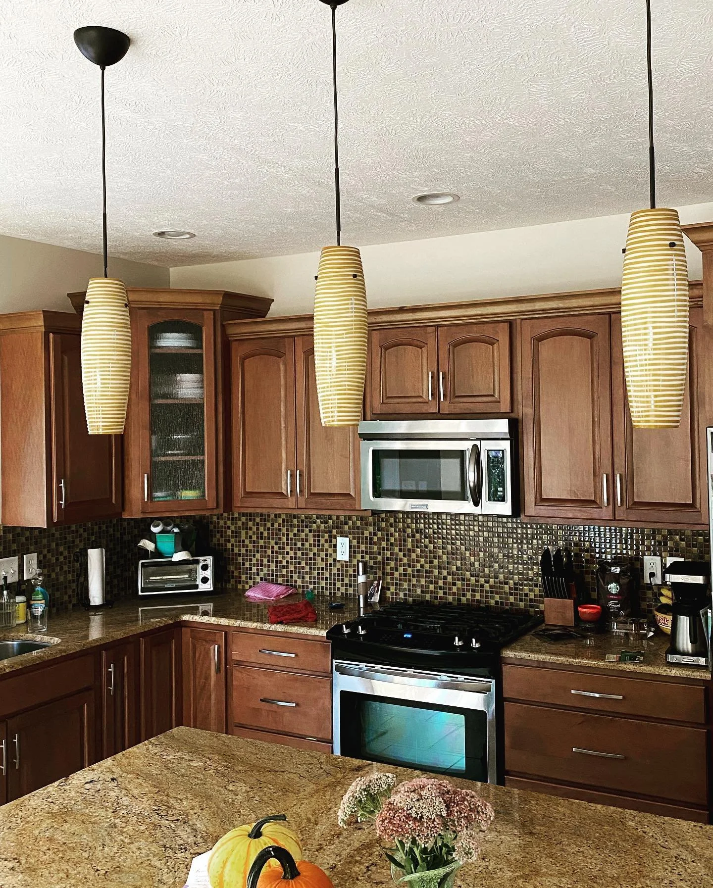 Swipe ➡️ to see what a new backsplash and under cabinet lighting can do! 🤯😍💪