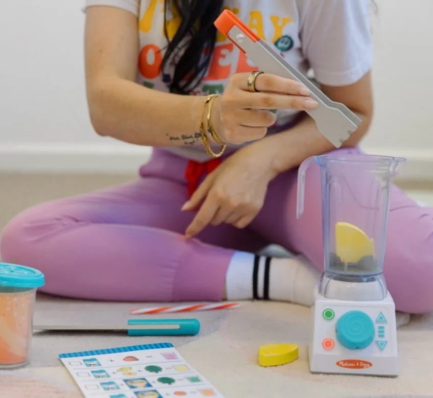 At first glance, this looks like just play&hellip;  using tongs and a toy blender to make a &ldquo;smoothie&rdquo;. But what&rsquo;s really happening here is important for brain and body development: crossing the midline.

👉 What is crossing the mid