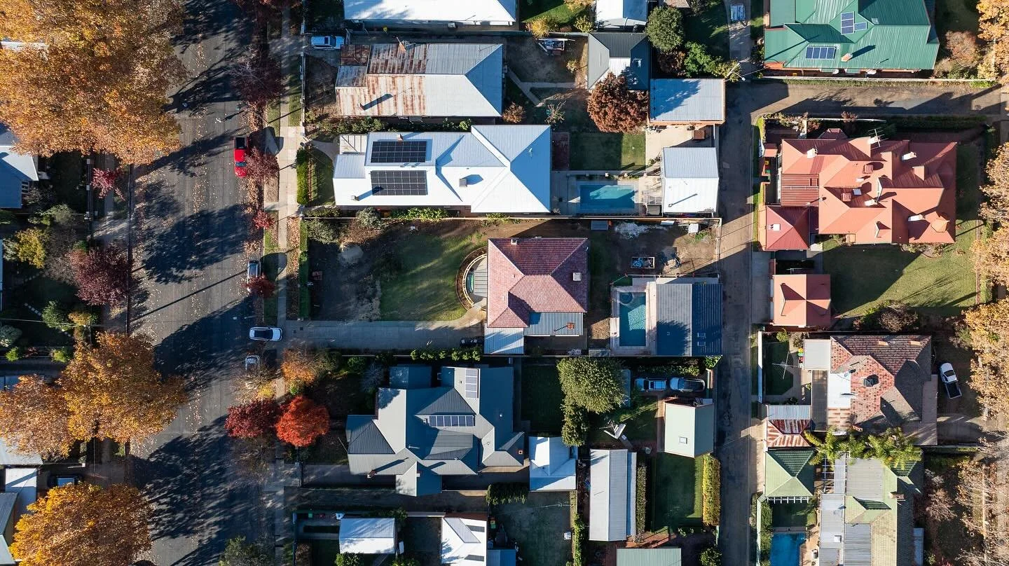 A Birds Eye view of before work started on our renovation/extension project in Wagga Wagga, taken by Tom from @grffmedia 
#waggabuilder #localbuilder #mattgowconstructions