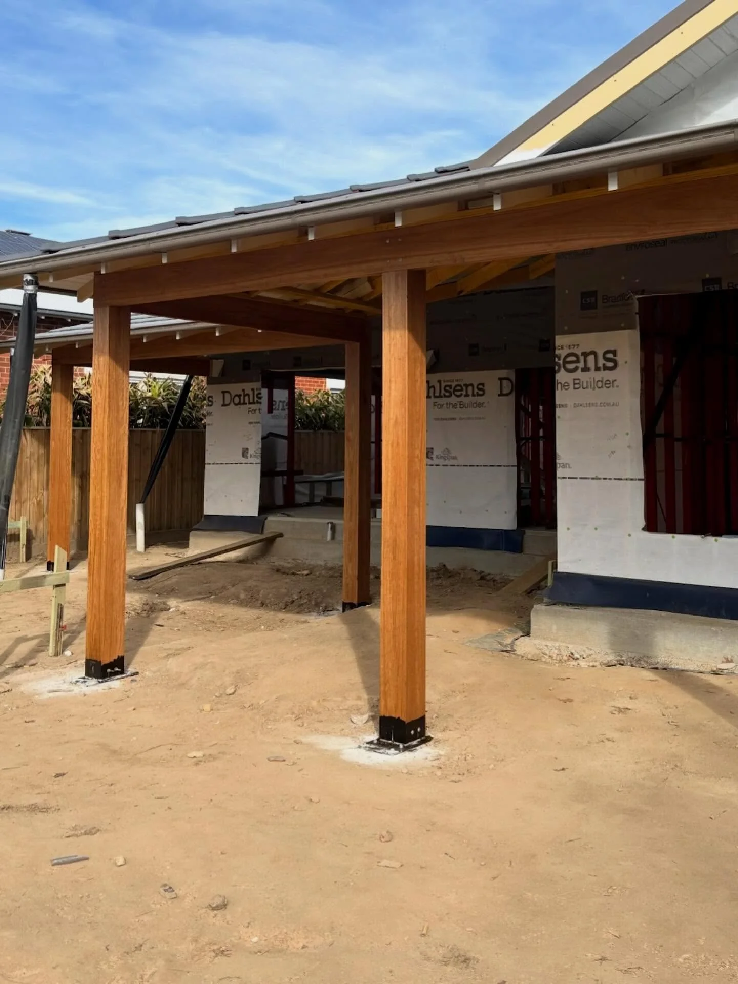 These blackbutt timber posts add a striking touch of durability and style, grounding the renovation with a natural finish.
#localbuilder #waggabuilder #mattgowconstructions