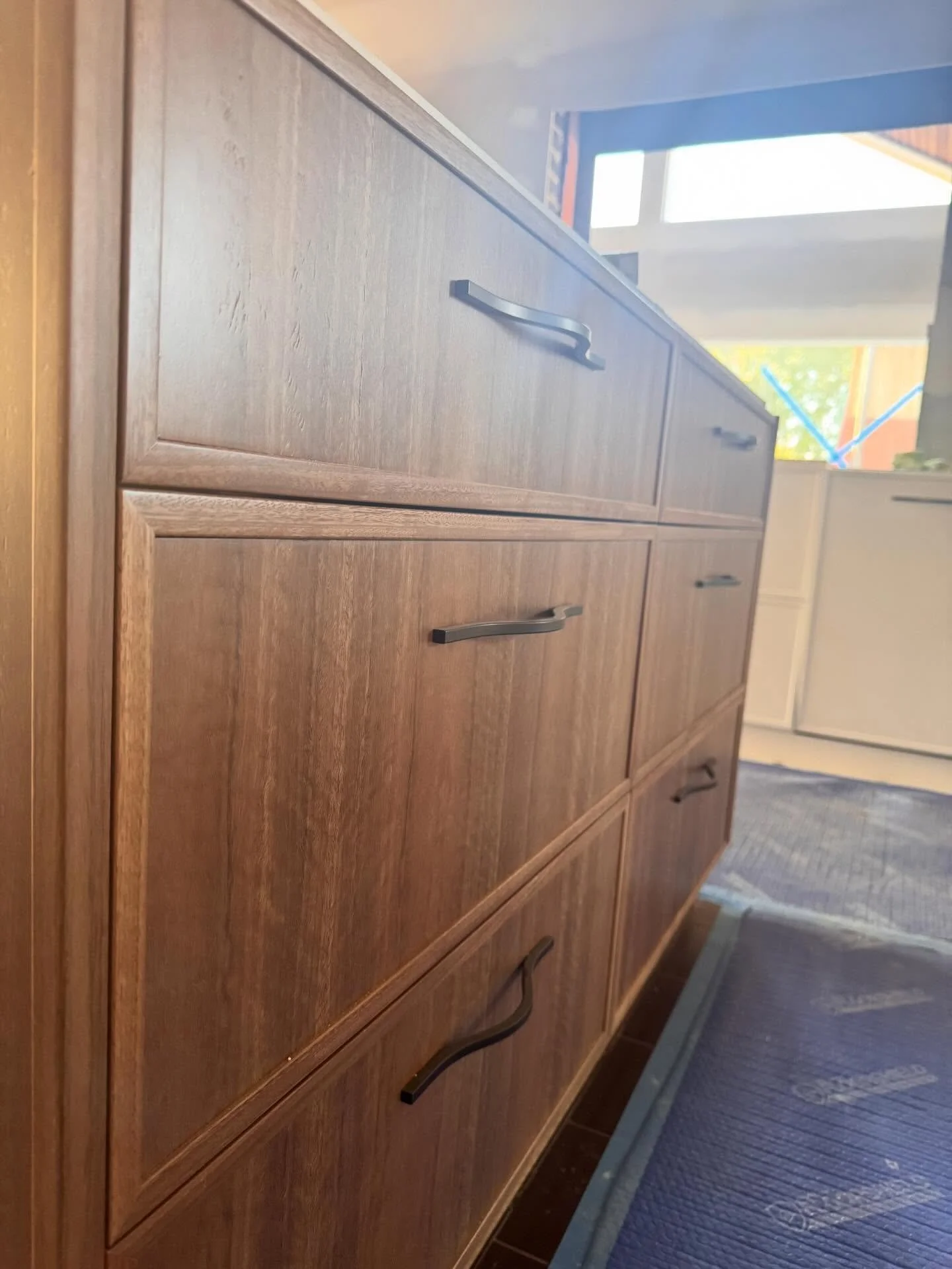 Custom designed Ash veneer kitchen drawers supplied and installed by @topshelfjoinery_wagga 
#mattgowconstructions #waggabuilder #localbuilder