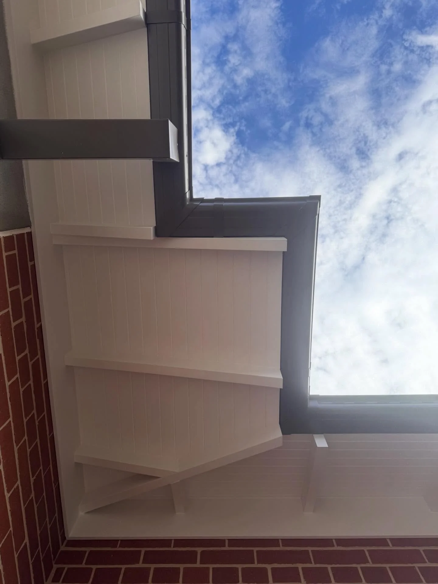 Timber lining boards and exposed tails come together to create thoughtful detailing, character and depth to this project.
#mattgowconstructions #localbuilder #waggabuilder