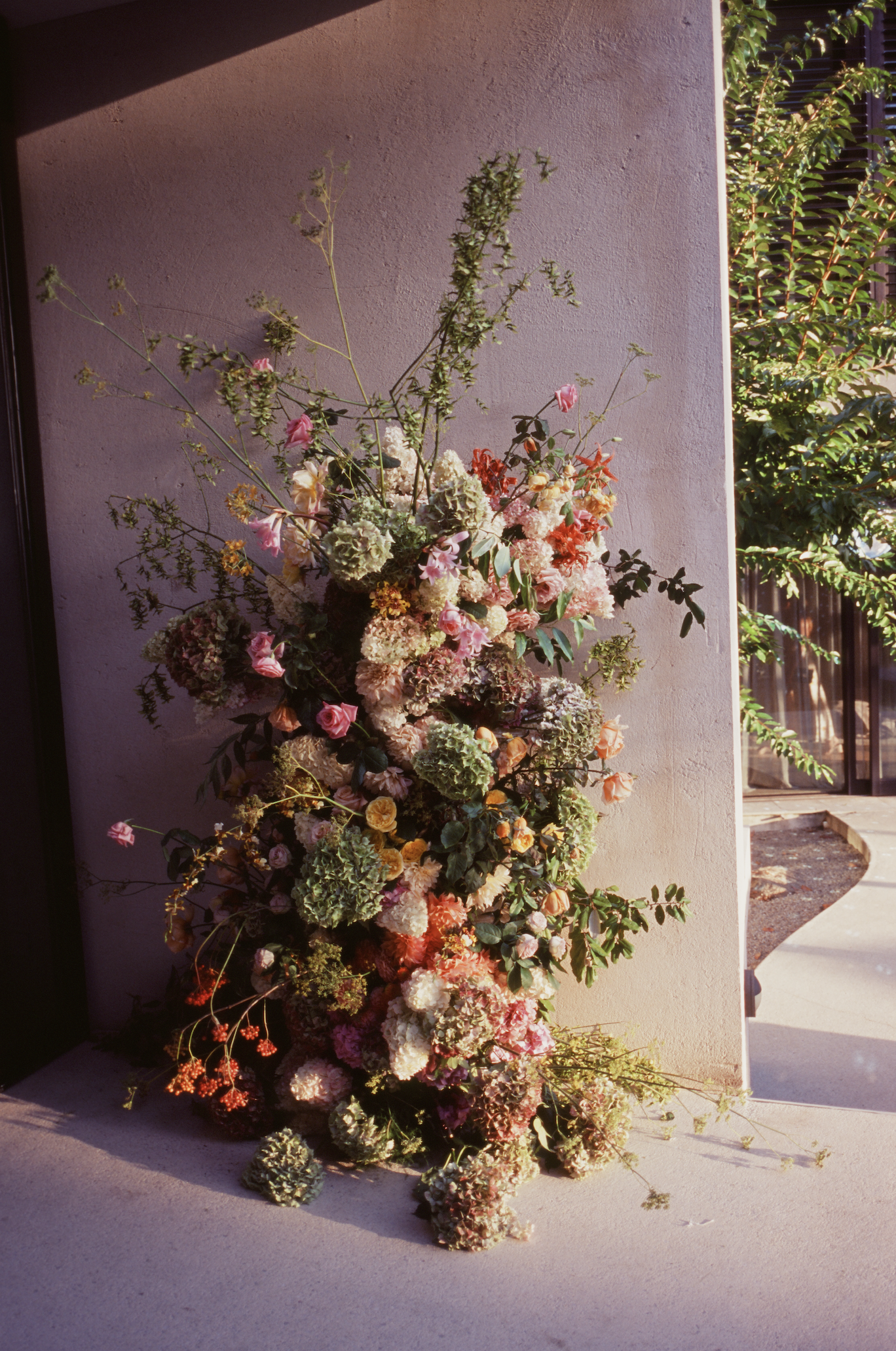 summer-garden-party-event-mangement-marquee-black-tie-florals.png