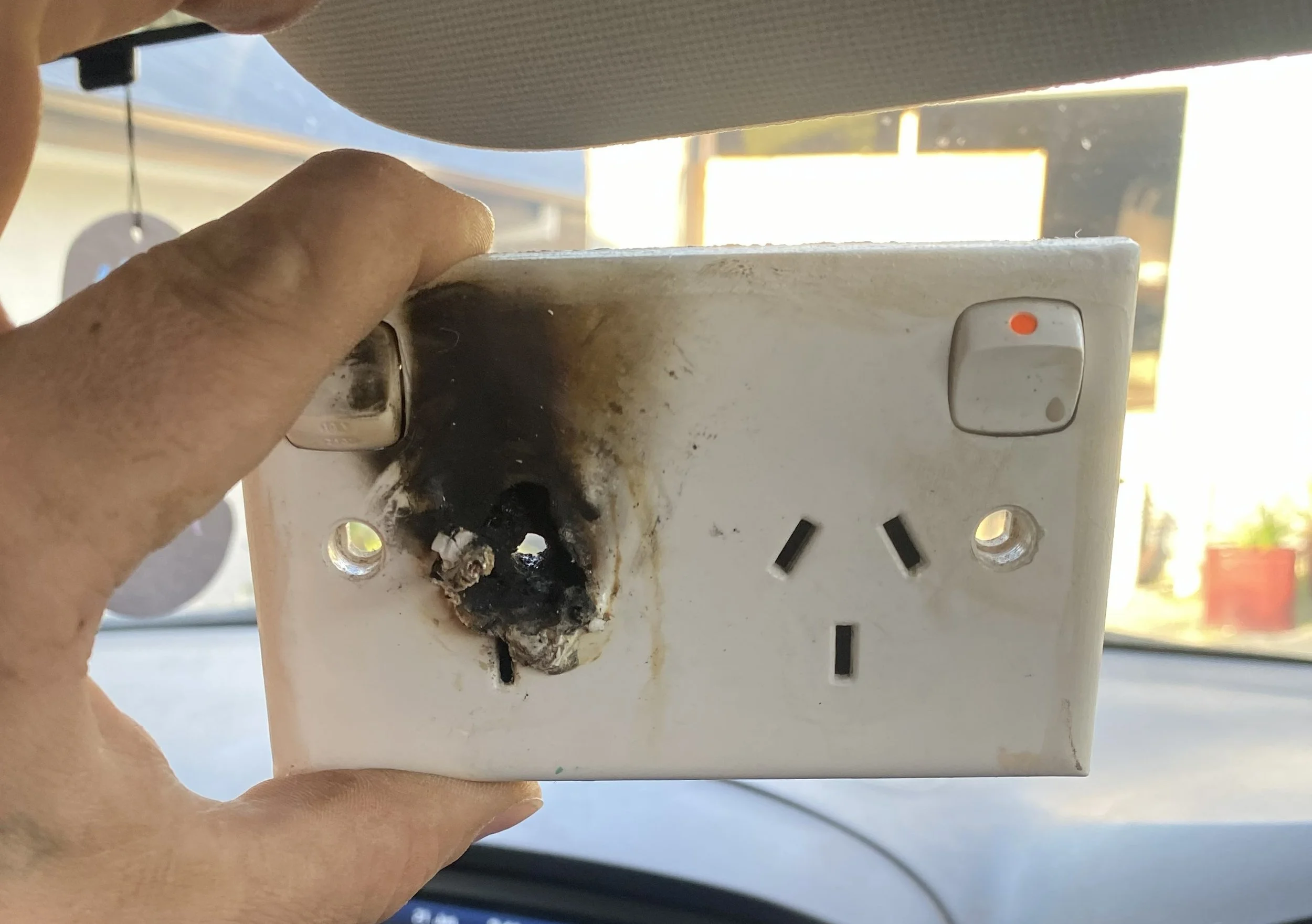 Local licensed Carrum Downs electrician at emergency fault finding callout for tripping safety switch and burnt powerpoint in Frankston.