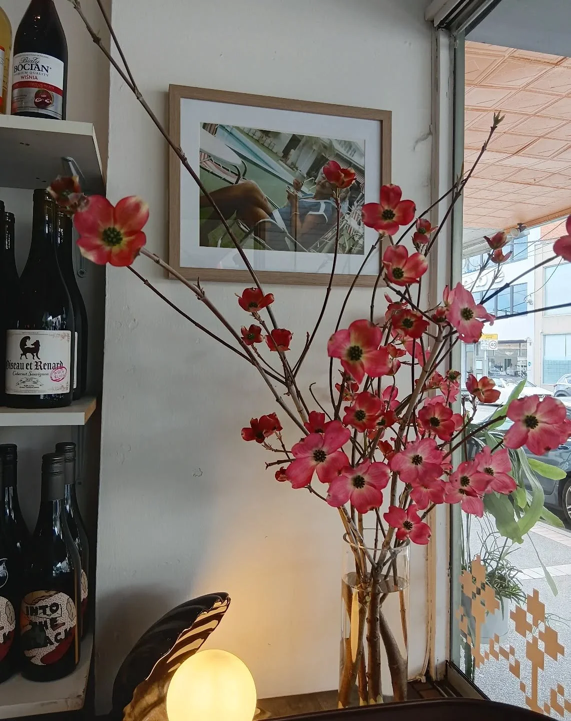 Dogwood this week for @ruziaswine &hearts;️

It's a gorgeous day to buy some flowers then pop next door for a drink! 

🍷🥀