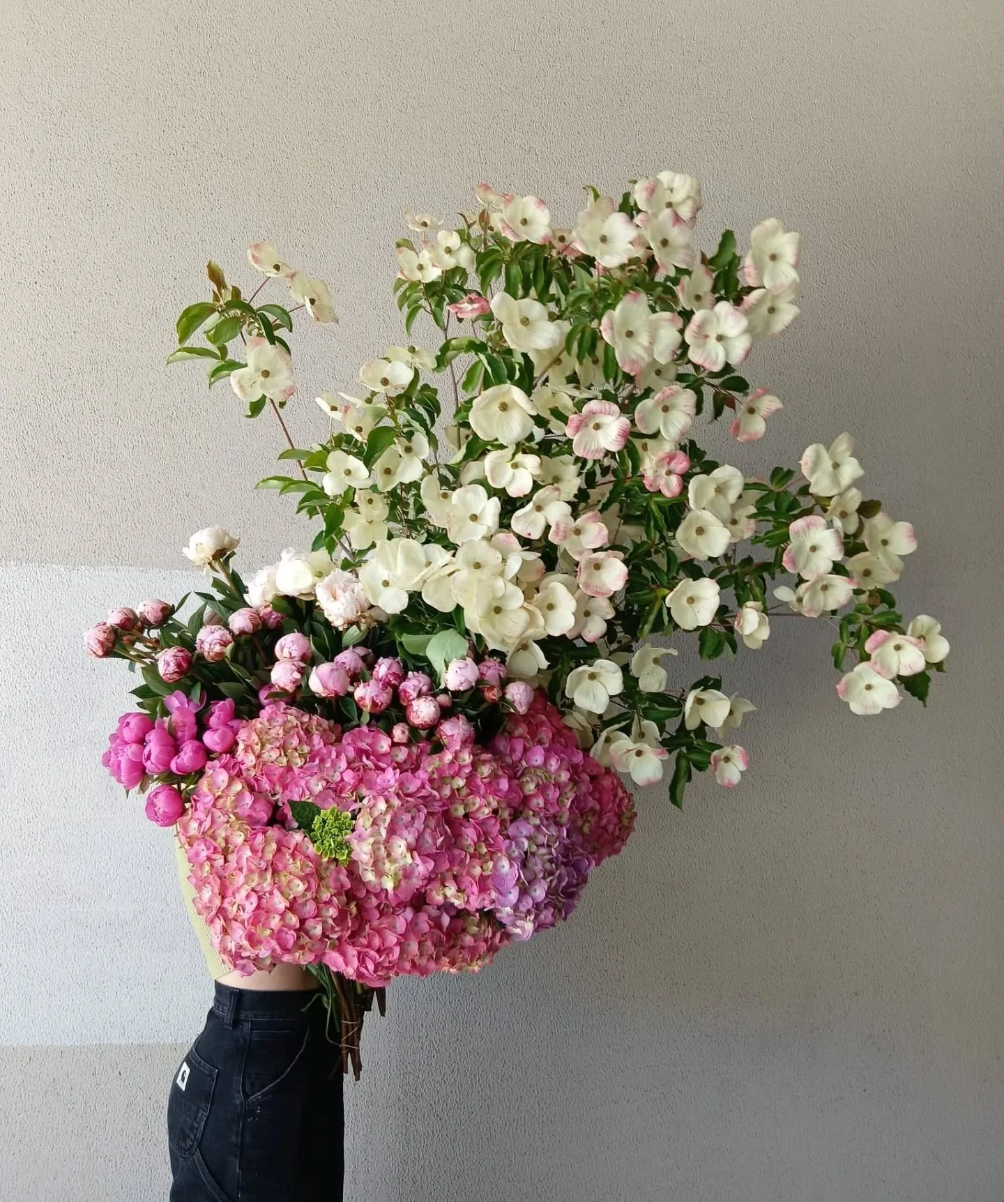 Very, very exciting market haul! Dogwood (!!!), Peonies and Hydrangea filling the studio. They will run out the door fast, so be speedy to come in and grab some of the seasons best for yourself. 

Expert hands holding today's favourites @_flora_lara 